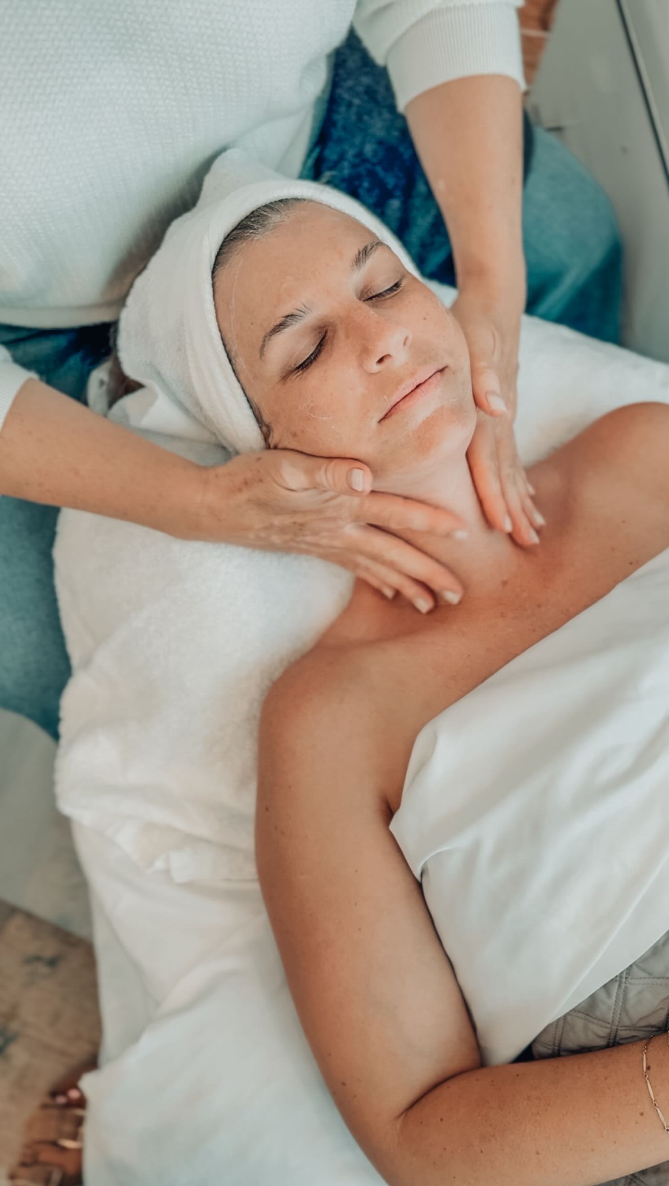 How can I explain how this feels…it’s like your skin + soul both exhale at once 💆♀️✨
#santacruzfacial #facialmassage #santacruzspa #dermabella