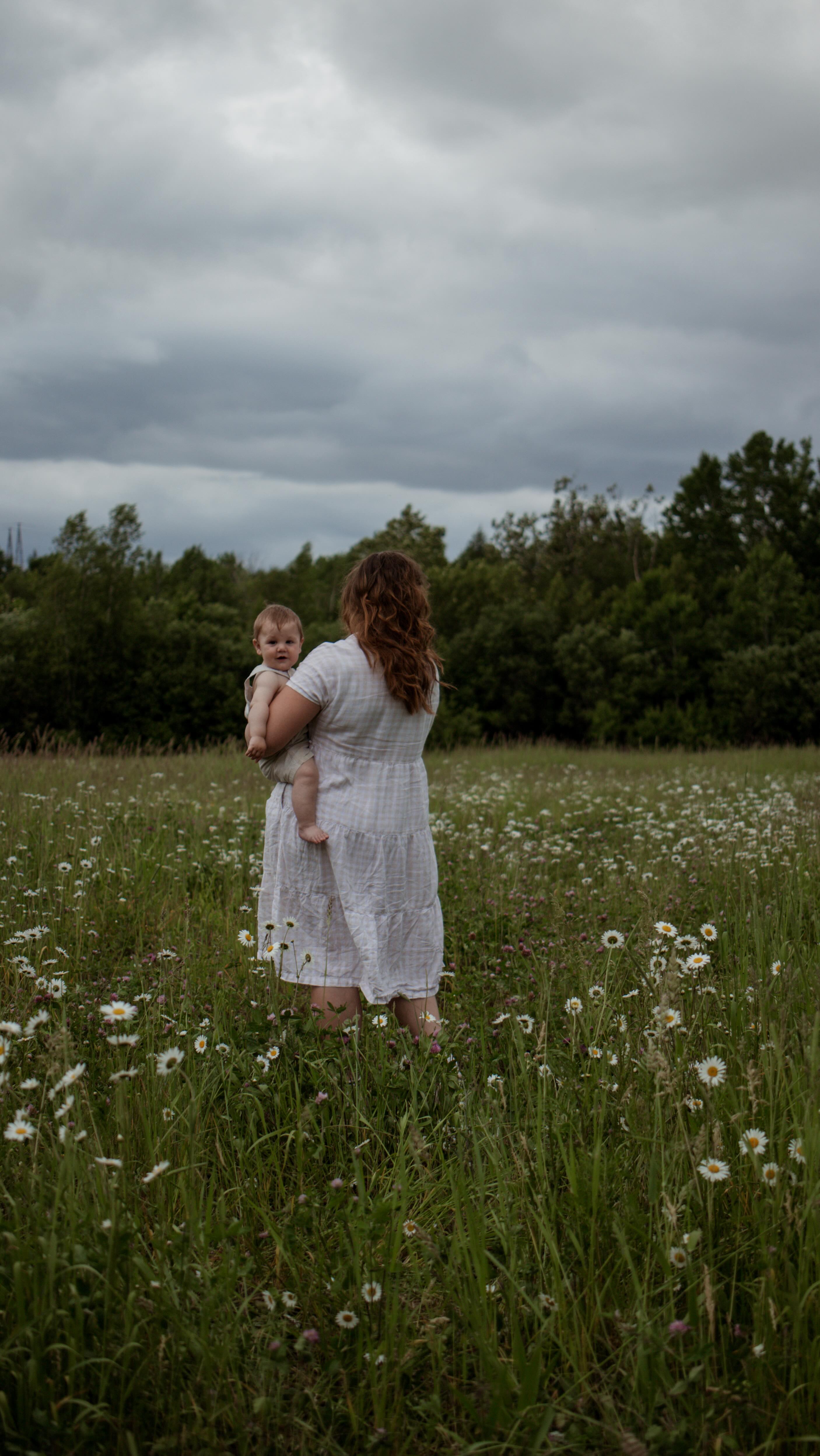 Oh! Est-ce que ça fait de moi une « tradwife » ?!
Je ne me suis jamais arrêté à mettre une étiquette sur ma situation. Pour moi, notre style de vie est simplement ce qui colle le mieux à nos valeurs, mais c’est surtout un choix qu’on a fait, qui n’est pas nécessairement celui de d’autres familles avec les mêmes valeurs... ou qui est celui de familles qui ne partagent pas nécessairement la même foi que nous.
Avec les discussions des dernières semaines dans les médias par rapport aux femmes qui adoptent un style de vie plus traditionnel, je ne peux faire autrement que de m’identifier à elles. J’ai aussi l’impression que certaines personnes pourront maintenant eux-aussi mettre une étiquette sur notre façon de vivre en famille et par le fait même, porter un jugement sur nous plus facilement.
Pour moi ce style de vie n’est pas un retour en arrière.
Ce n’est pas une façon de fuir la société.
Ce n’est pas non plus un choix fait dans la peur ou l’oppression.
Pour moi être maman à la maison et faire l’école-maison, c’est simplement de nous laisser le loisir et le temps de vivre.
J’aimerais vous entendre sur le sujet les femmes qui « fitez » avec la description d’une « tradwife »… vous vous situez comment dans tout ça? Et vous vivez comment avec le regard des autres?
#tradwife #motherhood #homeschooling #blogchretien