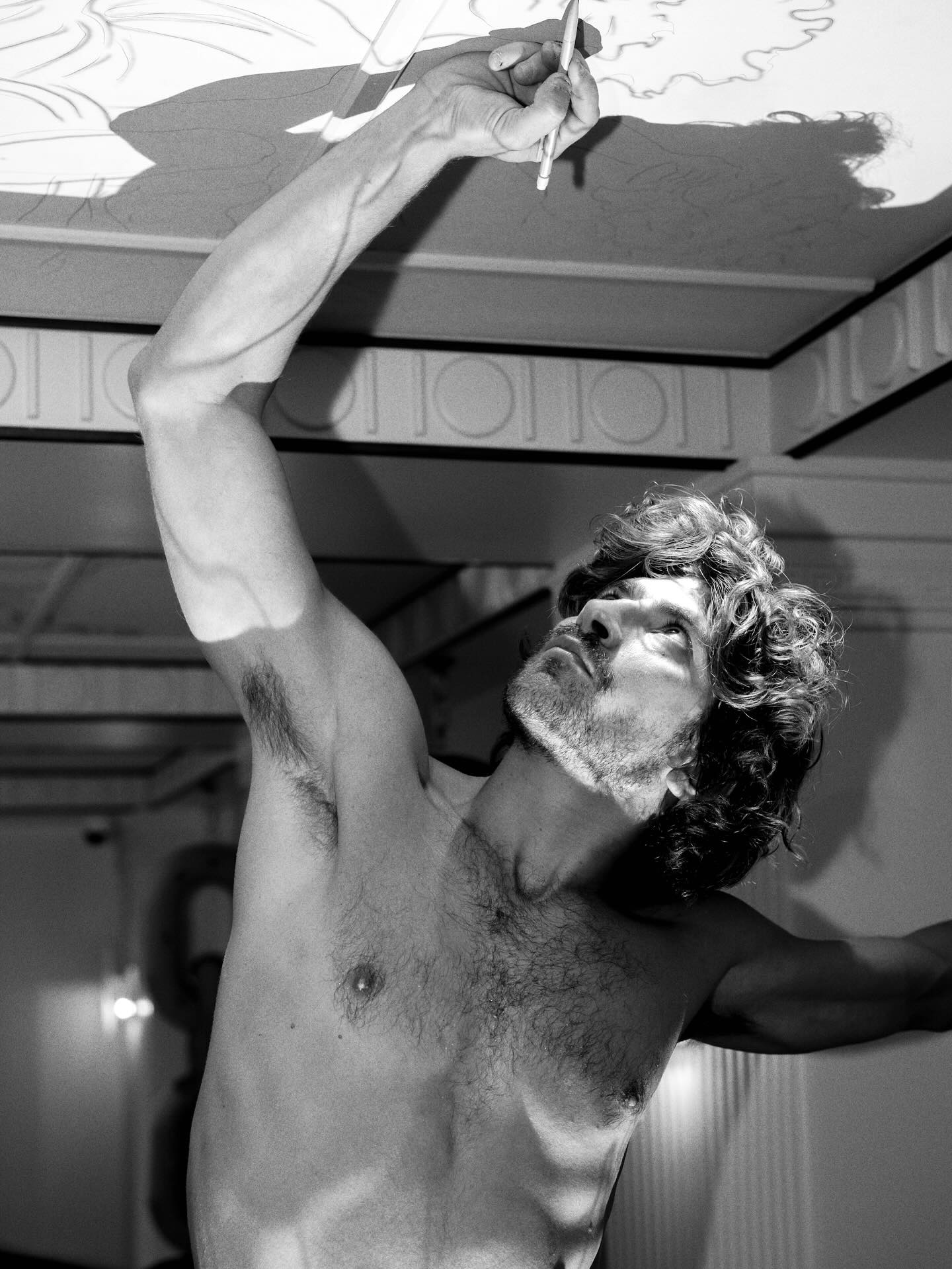 Mon premier plafond 💪
Des heures le bras en l’air, contorsionné, à tracer des lignes. Un défi physique autant qu’artistique, et une joie immense de voir ces personnages prendre vie au dessus des tables du restaurant @envie.lebanquet 🍇
Un grand merci à @benpiante @eloy_spinnler et @dorenavant_studio de m’avoir fait confiance pour cette réalisation.
La vidéo arrive bientôt pour montrer tout le processus, mais en attendant voici quelques images de cette aventure au plafond.
👉 swipez pour découvrir l’ensemble
#muralart #artcontemportain #frenchartists #ceilingart
Crédit photo : @canvased_studio