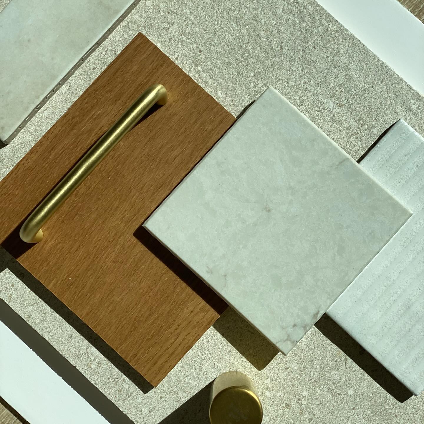 | PLANCHE MATÉRIAUX
Projet Chêne - Appartement
Une harmonie douce et lumineuse, pensée autour de tons naturels et de finitions chaleureuses :
• Carrelage imitation béton beige pour habiller l’entrée avec sobriété.
• Façades de cuisine en bois réchauffées par des poignées dorées élégantes.
• Plan de travail en quartz, résistant et raffiné.
• Faïence murale effet zellige beige pour la salle de bain, tout en nuances et en reliefs.
• Une option de faïence striée blanche pour recouvrir la hotte, discrète et graphique.
• Robinetterie dorée pour la touche finale chic.
Un mélange de matières minérales, boisées et métalliques qui créent une ambiance contemporaine, douce et intemporelle.
#architectedinterieur #amenagementinterieur #renovationinterieure #projetsurmesure #decointerieur #decoratricedinterieur #architectedinterieur74 #decohautesavoie #interiordesignannecy #AgenceSarahAssolen