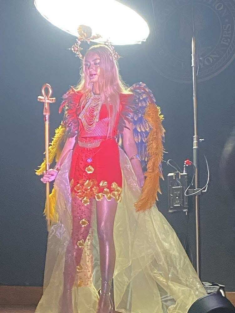 Mezikal creations for Comic Con. everyone wanted a pic with the golden Isis statue #yonkersny #yonkerscomiccon #yonkersart #cosplay #comiccon #mezikal #sustainability #sustainablefashion #upcycling #worldphotography #egypt #enjoyericartstudio #yonkersfashionweek @latin_peachisback