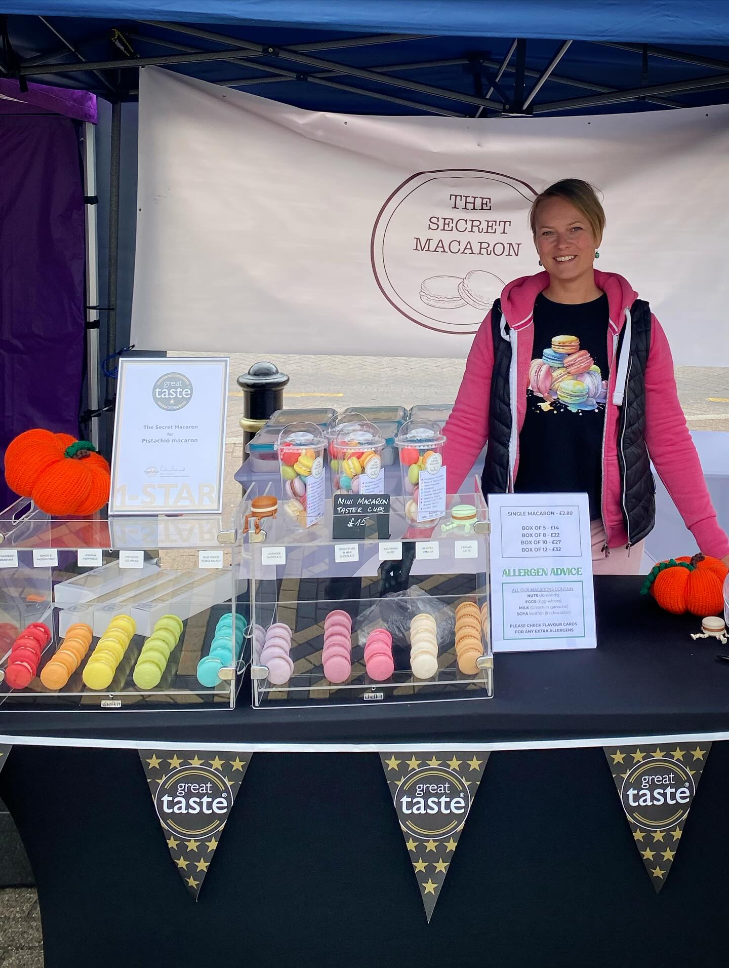 ✨A little proud moment…✨
Here I am behind my colourful macaron stall, now complete with Great Taste Award bunting 🏆💚 It still feels a bit surreal that our pistachio macaron has been recognised with such an honour!
I’m so grateful for every kind word, every box shared at a party, and every customer who stops by the market to support The Secret Macaron 💝 You’ve all been part of this journey, and this award really feels like a win we can celebrate together.
📍Find me at Rickmansworth market today – the last one of September before we draw our prize winners next week - come and try our award-winning pistachio (along with lots of other favourites)! See you there ☀️
#greattasteawards #macarons #awardwinning #luxurydesserts #artisanbaking #marketday #supportlocal #thelittlethings #boxmoor #hemelhempstead #berkhamsted #tring #kingslangley #rickmansworth #harpenden