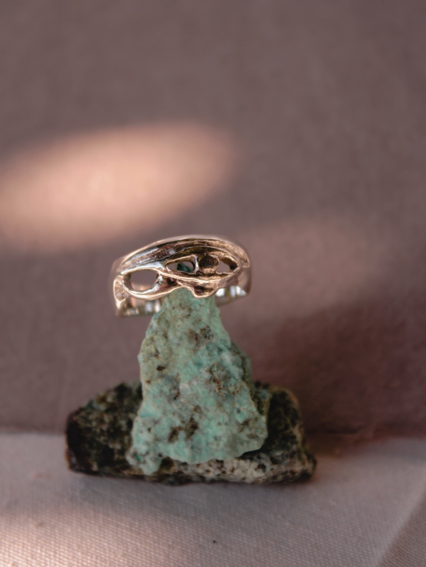 May the light of Ra guide your path and protect your spirit, today and always 🧿
#ring#silverring#raeye#raeyering#horuseye#egyptianjewelry#handmade #handmadejewelry #handmadewithlove #artisanaljewelry #artisan#ancientjewellery #ancientjewelry #ancient #jewelry#jewels #jewelryofinstagram #jewelleryoftheday #silverjewellery #ojoturco#devileye