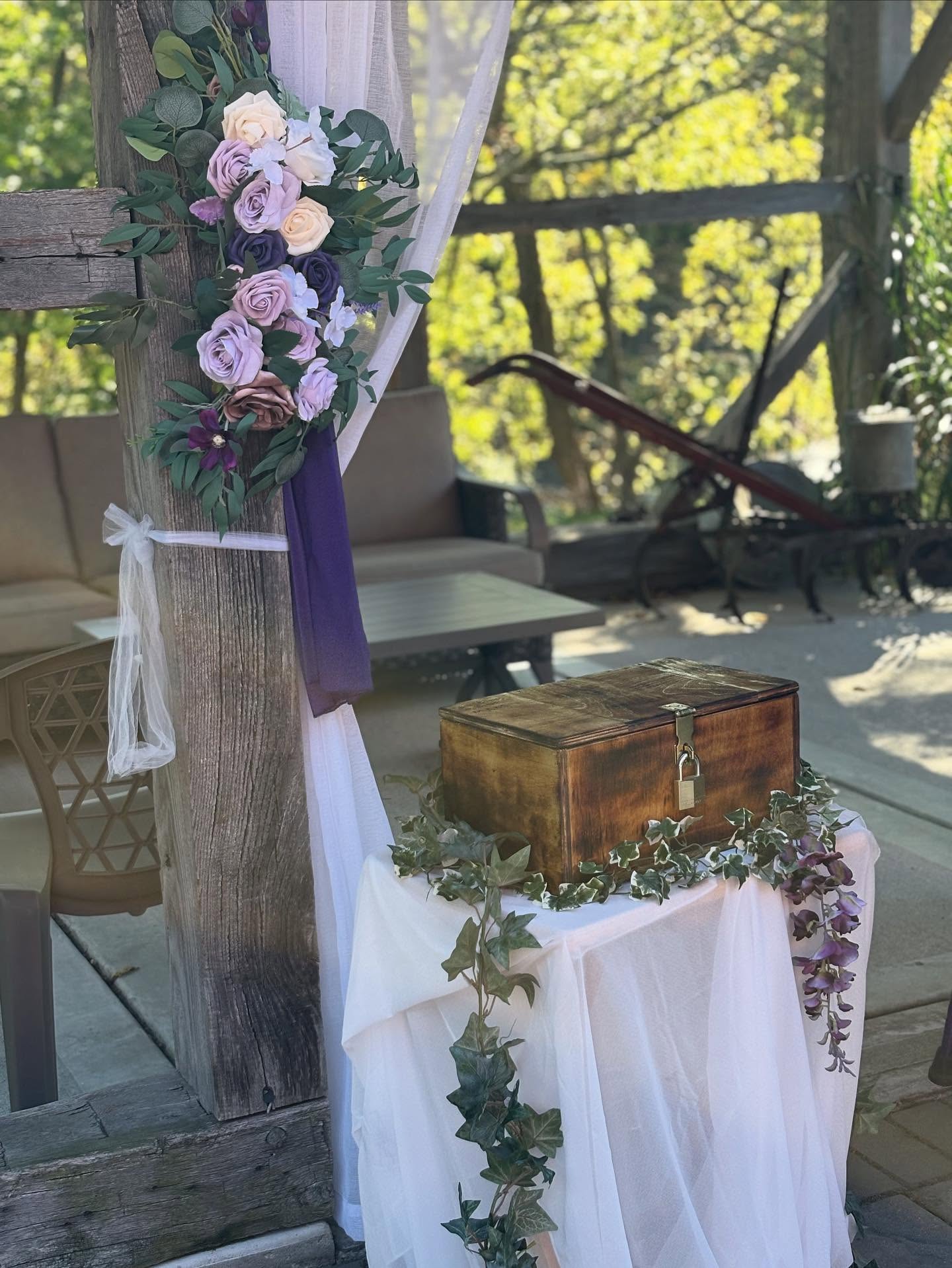 A simple rustic box 🪵🔑 yet it holds so much… wedding vows, saved to be opened on a milestone anniversary or in a moment when love needs a reminder. ❤️
#weddingdetails #lovelockedaway #forever #weddingplanner #2025weddings