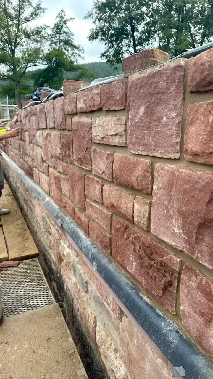 Einmal Ausliefern bitte! In Schaippach geht’s voran und deswegen liefern wir auch regelmäßig Nachschub! #mainsandstein #handwerk #hardwork