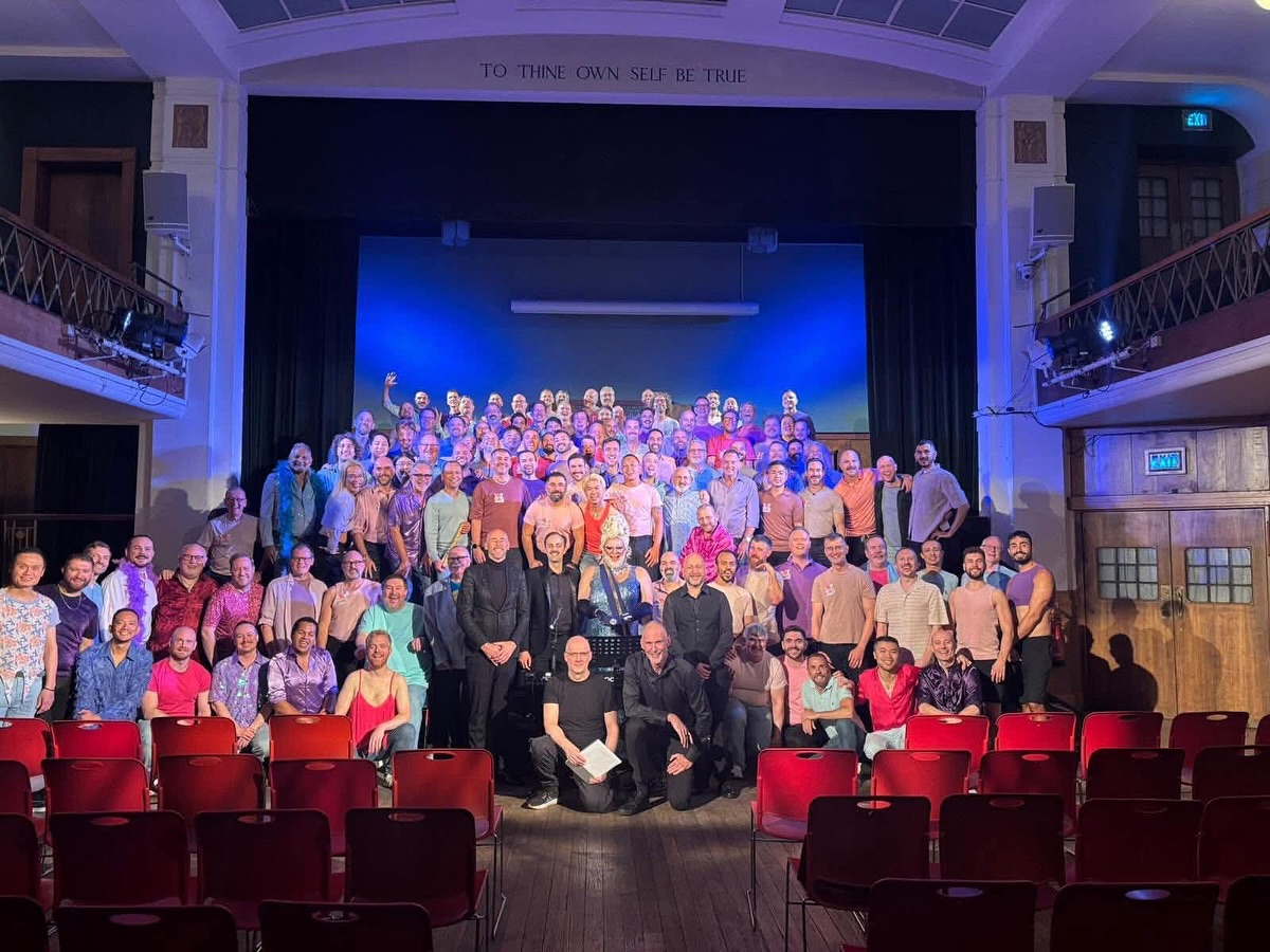 From Amsterdam to London, from rehearsals to standing ovations – we had the joy of singing, laughing, and celebrating together🎶
A huge thank you to the London Gay Men’s Chorus @ldngmc for having us. It was truly amazing to perform together again on stage.
Moments like these remind us why we sing: to connect, to create, and to share joy across borders. 🥂🇬🇧
#AMSGMC #LDNGMC #TogetherAgain #ChoralFamily #MusicWithoutBorders