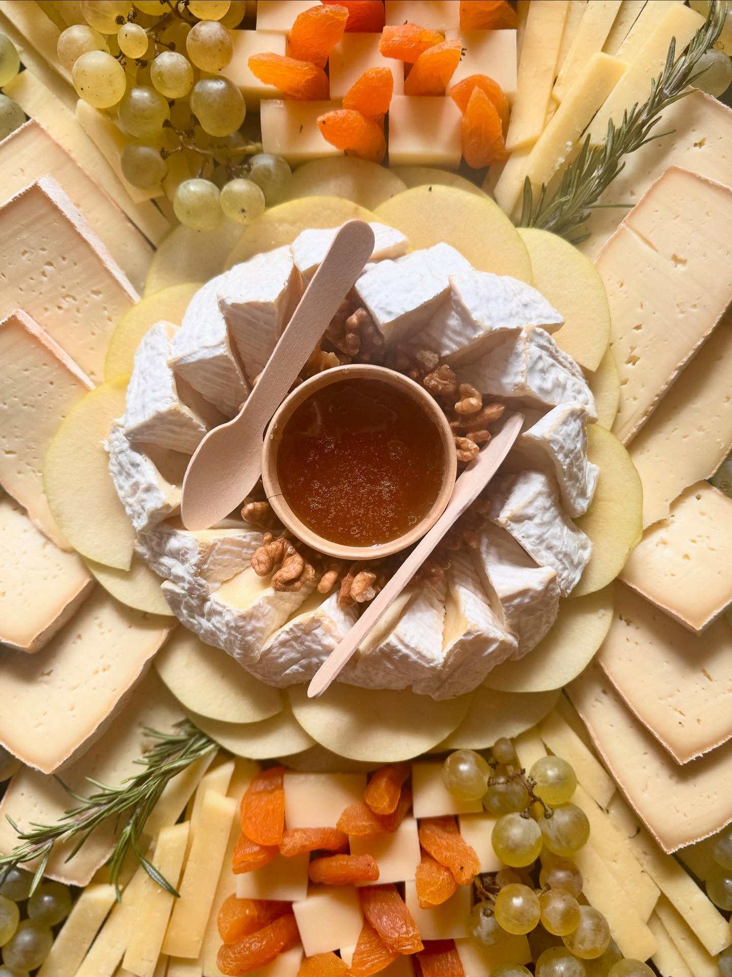 Réalisation d’un plateau fromage dans un esprit apéritif, brunch