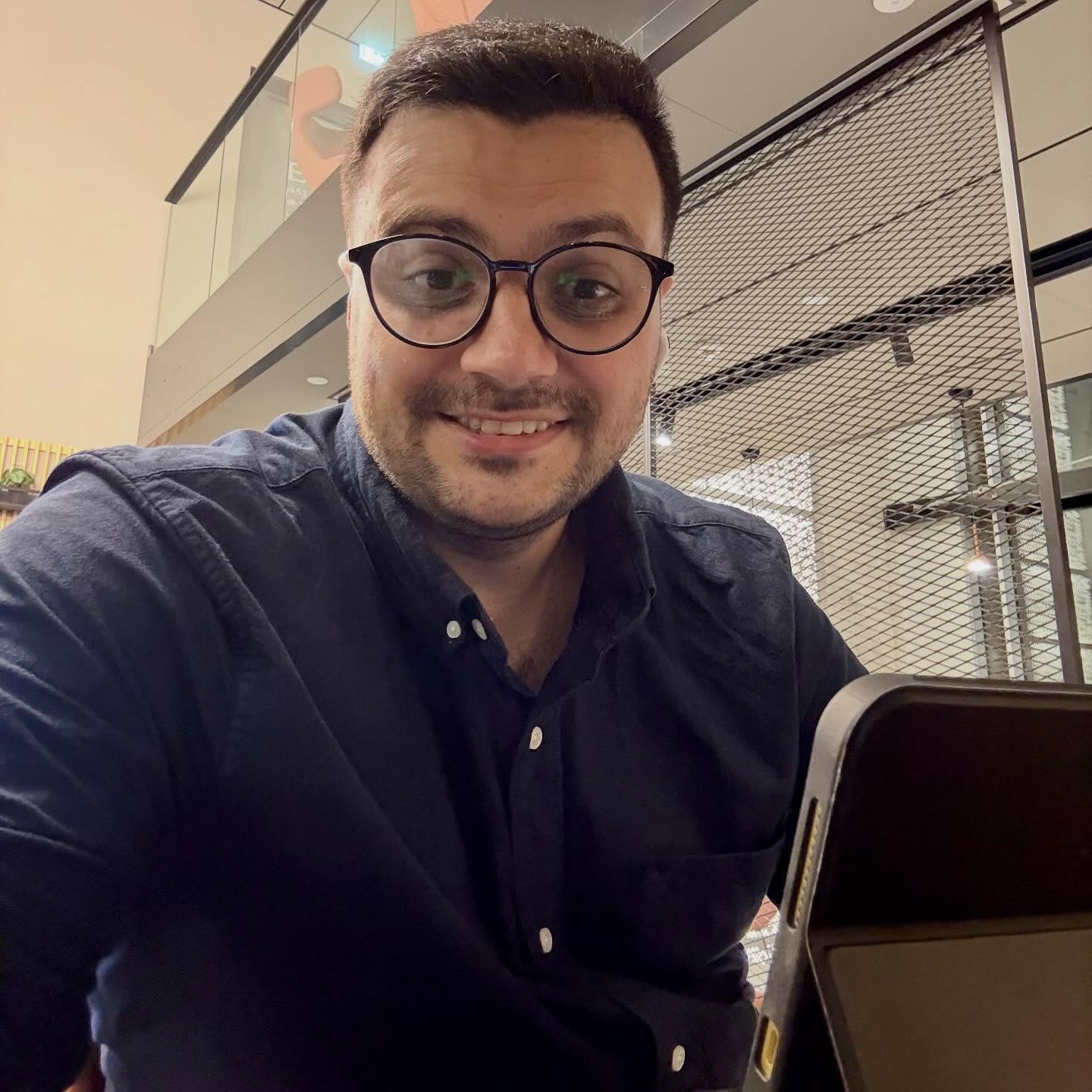 🇪🇪🇪🇺🇸🇾
اليوم بكون صرلنا ٣ سنين تماما بعقدنا مع حكومة استونيا الرقمية، بس هالسنة اول مرة عنجد بتبطل أمنية ولازم بقى اشتغل او اعمل شي.
هالبلد باخر التسعينات استقلت وما معها مصاري ولا حتى بنية تحتية، بس استثمروا بأهم شي ويلي هو عقول الناس و الشباب، هالشعب أمن انوا هي ضرورة و ليس ترف.
اليوم استونيا اذا ما ببالغ ٩٥ بالمية من حياتها يستعمل بشكل رقمي بالكامل، حتى وصلو انوا التصويت كلو الكتروني، و اليوم هي معروفة بالجمهورية الرقمية بالعالم، حتى بالفترة الأخيرة انعرفت بالإقامة الرقمية يلي غيرت كتييير من طرق شغلنا شخصيا، القرار كان مقسم ل ٣ محاور أساسية:
الاول وهو الاستثمار المبكر بتعليم البرمجة و الرقمنة بالمدارس، تخيلوا زملاءي هون يلي بعمري من الابتدائي مبلشين فيها و حتى الجيل يلي قبلنا.
الثاني هو عطوا الناس الثقة ووثقوا فيهم، هاد التحدي ويلي نحن بنعتبروا ضرب خيال بالنسبة النا، بس الغريب انوا هالثقة هي يلي شكلت حجر زاوية رهيييييييب بهالتطور يلي وصلولو اليوم، طبعا اكيد لعبوا على التخويف من البعبع جارون يلي على الحدود و الشعب كلو اشتغل ليحققوا شروط ينضموا للاتحاد الأوروبي والناتو، هالشعب بحب بلدو بطريقة غريبة، حتى اوقات بنجتمع ب روس رفضوا الرجعة لروسيا بالرغم من عدم اندماجون الكبير بالمجتمع
الثالث والاكيييييييد هي القوانين و العدل، الاستثمارات العالمية بالبنى التحتية الرقمية بتفاجءنا كل سنة.
الخلاصة:
لازم يكون عنا تفكير ومنطق بإعادة إعمار رقمي بتأمين بنية تحتية مناسبة بالمقام الاول، نحن شعب صدقوني مو مبلشين من الصفر بس لازم نعرف انوا متحدون نقف، متفرقون نسقط، لازم نبلش من حوكمة مظبوطة ى يلي للأسف نحن لهلق مالنا علاقة فيها و للأسف يلي بيحضر كل سنة مؤتمر حوكمة الانترنت وبيشوف وضع سوريا والتقارير عنها بيقول بدنا معجزة، بس نحن السوريين بنعرف انوا نحن اقوى و وقت بدنا منظم حالنا وهالشي اثبتناه من كم شهر.
استونيا نجاحها اجى من قرار سياسي جريء جدا، الاستثمار بالناس هو احسن استثمار بتعملوا ب اي بزنس، السوريين اليوم متعطشين للعلم بس للاسف لهلق الفرص محدودة، يارب نقدر نعمل شي و نشوف حوكمة مظبوطة و صدقوني كلشي بيجي بعدين.
يارب يوما ما 🙏🇸🇾