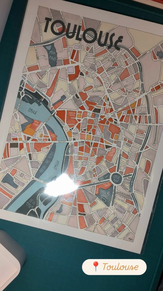 Encore toutes chaudes, juste sorties de l'imprimante, Voici comment j'emballe vos affiches...à la maison 😜☀️🔥🏡
#toulousemaville #affichespersonnalisées #plandeville #mapart #illustratricetoulousaine #plandetoulouse #plandequartier #decorationmurale #decorationinterieur #décoaddict #madeinfrance🇫🇷 #creatricetoulousaine #canonpixma