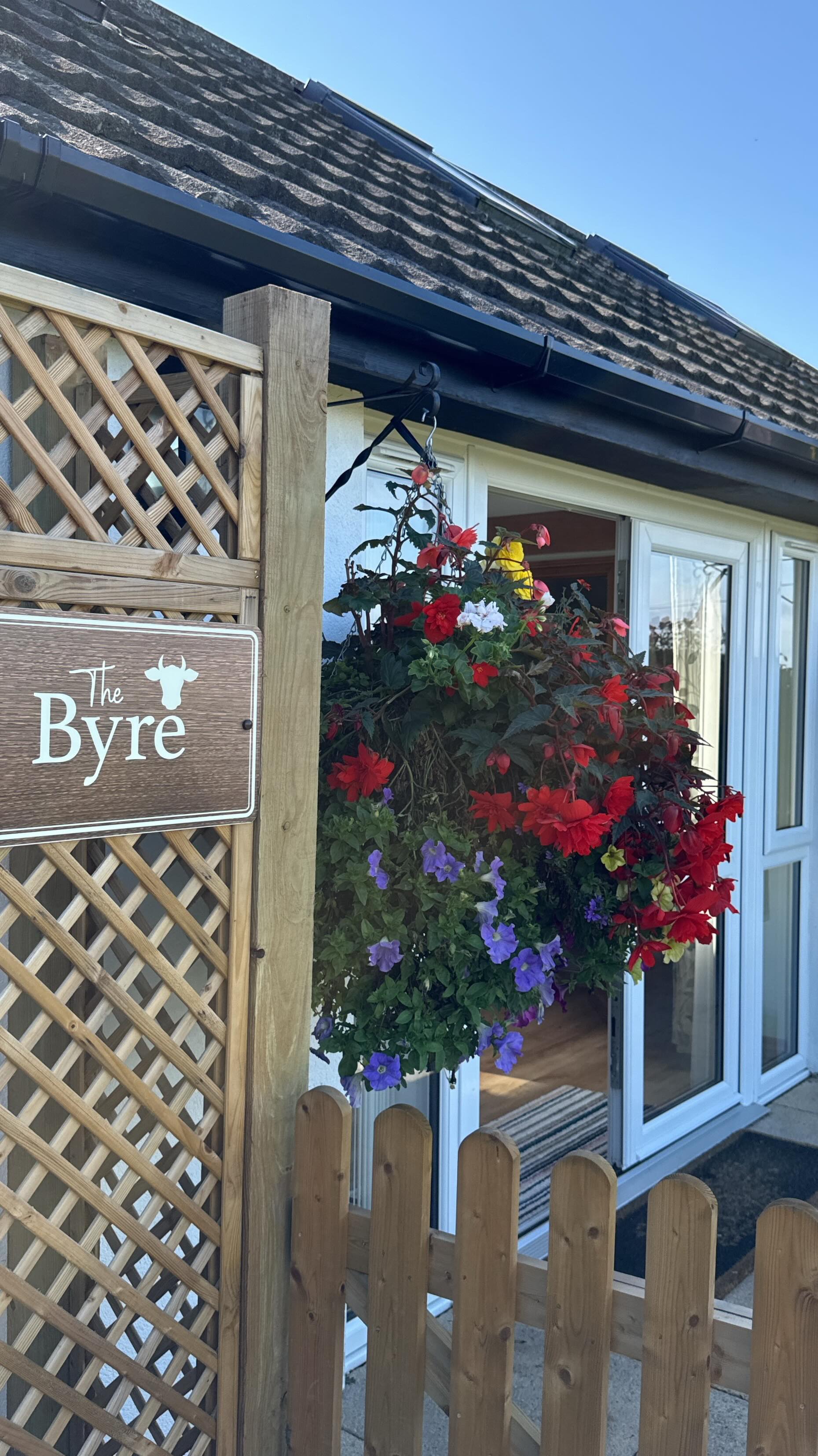 🌲 Welcome to The Byre at Red Shoot Camping Park!
🏡 Our cosy 2-bedroom lodge sleeps 4 and sits right in the heart of the New Forest
🔥 Perfect for a peaceful getaway or an adventure-filled escape
📍Located on our beautiful campsite
📆 Book your stay today and experience the forest like never before!
