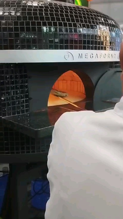 O momento em que o SENHOR PIZZA aprova nossos fornos!
🔥
Ronaldo Ayres, dono do maior centro de formação de pizzaiolos do Brasil (CTP), testou e aprovou publicamente a qualidade MegaForno.
Mais de 20 mil profissionais formados confiam na experiência dele. Quando ele aprova, é porque é REALMENTE excepcional!
"Pizza linda, maravilhosa... sistema moderno pra você ter uma pizza de qualidade, bem assada." - Senhor Pizza
Quer a mesma qualidade na sua pizzaria?
Chama no direct! 📩
#MegaForno #SenhorPizza #Aprovado #QualidadeProfissional #FornoALenha #PizzaPerfeita #CTP #SeloDeQualidade #PizzariaDeSuccesso #BrasilPizza