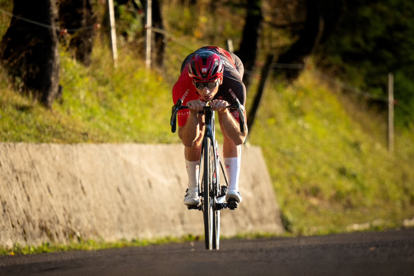 Dropping into the last race week of the season !🧨
Friday : Bol d'or
Saturday : Trophé des Champions
Let's finish the seson on the good note 🫡☄️
📸 : @remi_cuche
#elitefondationscyclingteam #elitefondations #sogecoma #roccabois #conforti #debonsarchitecture #leonbychaidubaron #chaidubaron #velosophebeer #scott #bikeonscott #velosophecyclistbeer #genevecyclisme #velotoze #Tokiwi #roccabois #cuagsport #castelli #kaskhelmets #motorex #motorexbikeline