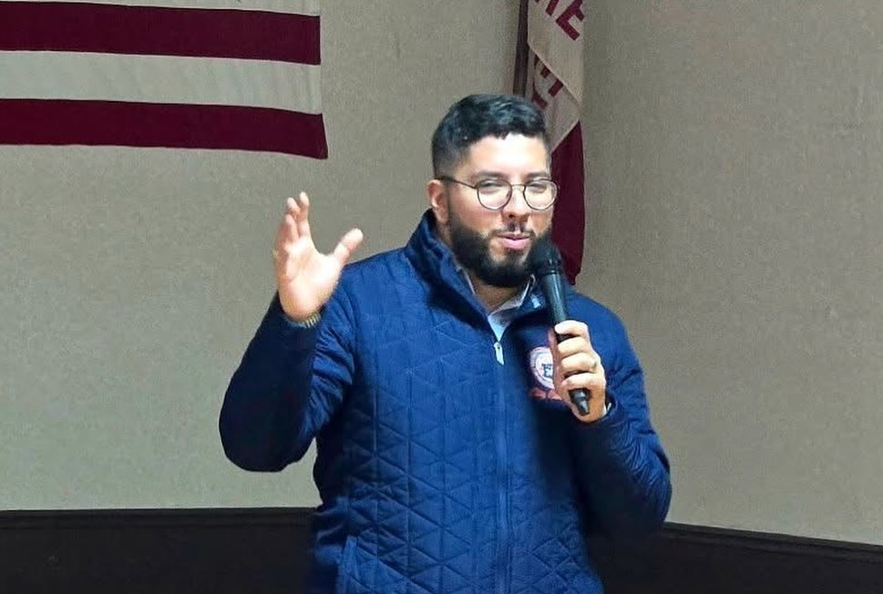 MENSAJE BILINGÜE
SPANISH
¡Feliz mes de la herencia hispana! Que bonito evento tuvimos en su reconocimiento acá en la ciudad. La comunidad hispana se caracteriza por ser trabajadora humilde y perseverante. Este mes celebramos esa historia recordando que nuestro destino está ligado desde la Patagonia hasta Jalisco y por eso debemos adoptar solidaridad total entre nosotros mismos.
ENGLISH
Happy Hispanic Heritage Month! What a wonderful event we had here in the city to celebrate it. The Hispanic community is characterized by being hardworking, humble, and persevering. This month, we celebrate that history by remembering that our destiny is linked from Patagonia to Jalisco, and that is why we must embrace total solidarity among ourselves.