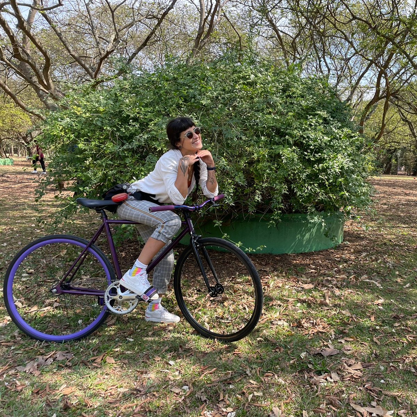 ✨ Uma @chandanbikeco para chamar de minha!
⚙️ 53x17
Que delícia sentir o corpo em movimento, leve e presente!
Mesmo com uma relação pesada, ela é infinitamente mais leve do que a minha Caloi City Tour. 🚴🏻♀️
Cada pedalada é um convite para estar aqui, inteira, descobrindo novas forças e me conectando ainda mais com o momento presente.
Gratidão @kenzo.fxd por encontrar essa belezura! Feliz demais com minha nova magrela! 🫶🏻