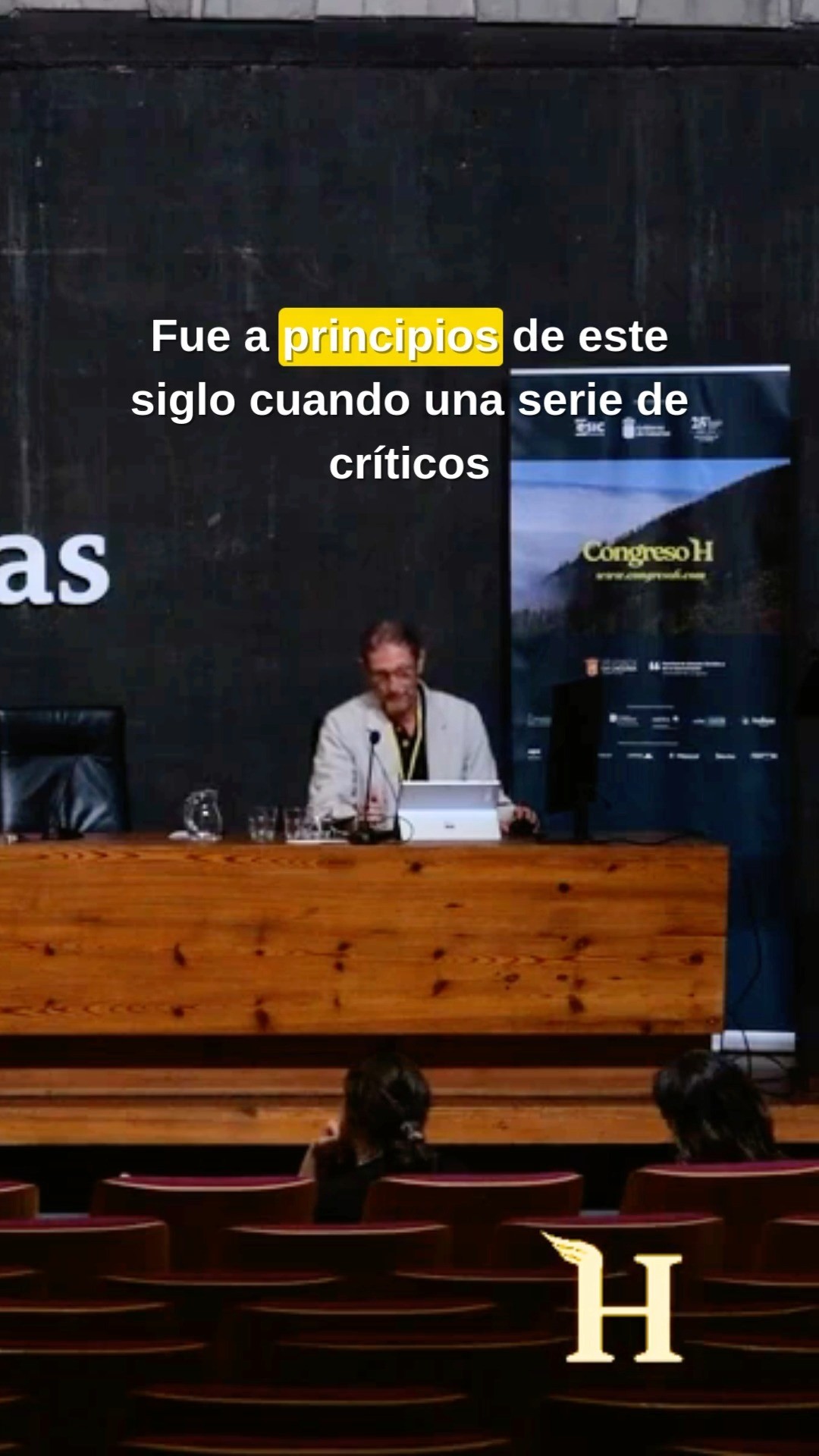Lorenzo J. Torres Hortelano, vicedecano de Investigación y Relaciones Internacionales de la Universidad Rey Juan Carlos (@urjc_uni ), presentó un análisis textual de Ravens (1975–1986), la obra maestra del fotógrafo japonés Masahisa Fukase, en la que el trauma personal se transforma en imagen simbólica.
La comunicación rastrea la evolución del autor desde Kill the Pig (1961) hasta la creación de un lenguaje visual único, donde el cuervo actúa como arquetipo y reflejo de la alienación. La obra se inscribe en una tradición autobiográfica experimental, entre el shi-shashin y la escena fantasmática, para abrir nuevas formas de expresión fotográfica contemporánea.
Puedes ver la intervención completa en el canal de YouTube del Congreso H: https://youtu.be/VvwnkO7OmEo