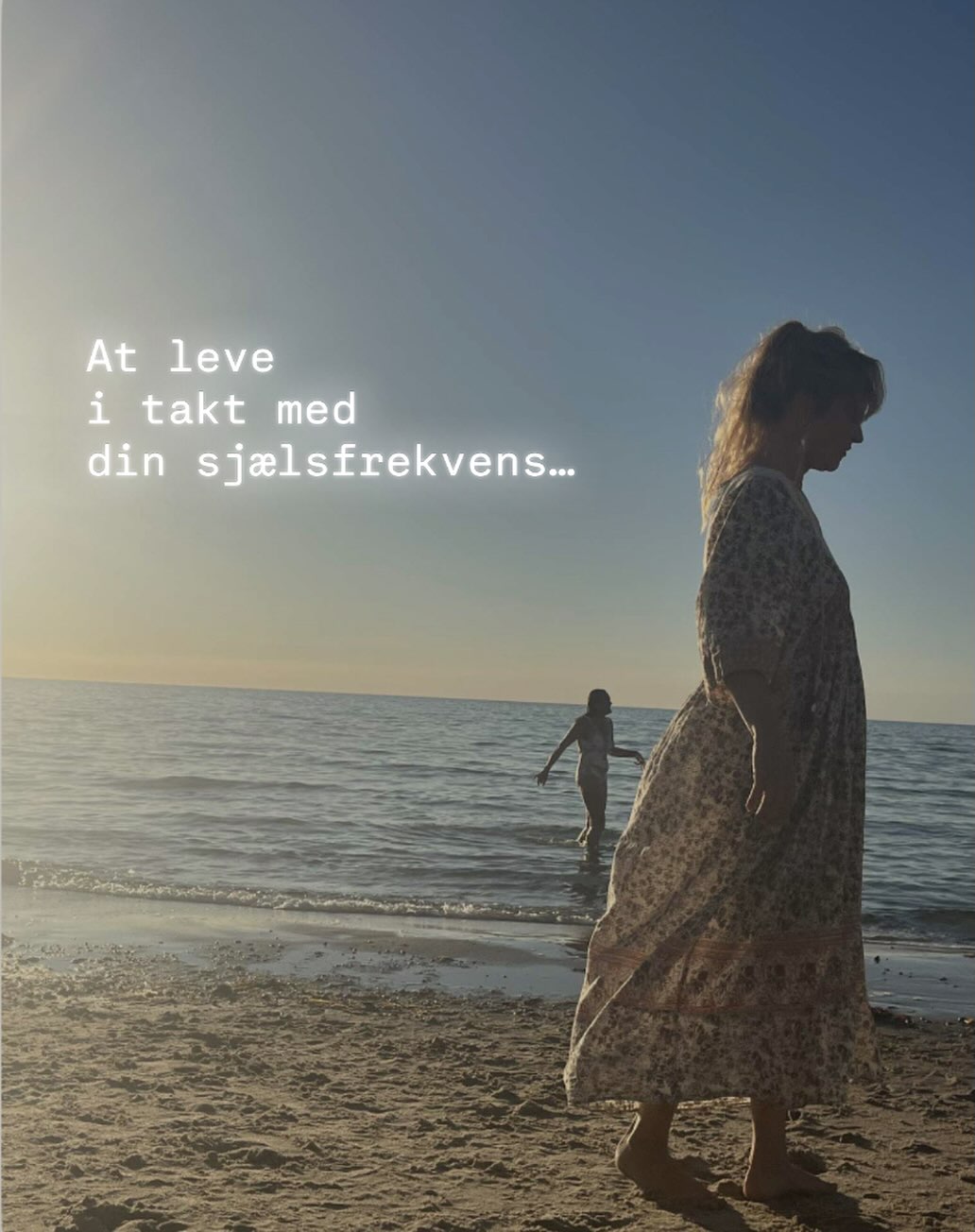 Når du opdager din sjælsfrekvens, begynder livet at flyde på en ny måde.
Der opstår en dyb ro, en følelse af hjemkomst og en klarhed over, hvad der virkelig er dit.
Vejen dertil går gennem hjertet – men også gennem en modning af din selvbevidsthed.
Det handler om at blive klar over, hvilke omstændigheder der får dig til at trives, og at turde vælge det til, der nærer dig indefra.
Når du åbner dig for at leve ud fra dette sted, træder din sjælsfrekvens mere tydeligt frem.
At leve i samhørighed med den er som at træde ind i et rum af mening og helhed.
Her spirer glæden naturligt, og din energi føles hel.
Må din weekend byde på momenter, der nærer dig til at nå denne frekvens…
🔹💙🔹
Kærligst Pernille
Foto: @nataschadayan
______________________________________
#sjælsfrekvens
#selvbevidsthed
#alignment
#essens
#frekvensarbejde
#autencitet
#vibration
#bevidsthedsarbejde
#selvudvikling
#kærlighed
#kenddigselv
#selvomsorg
#hjertesager