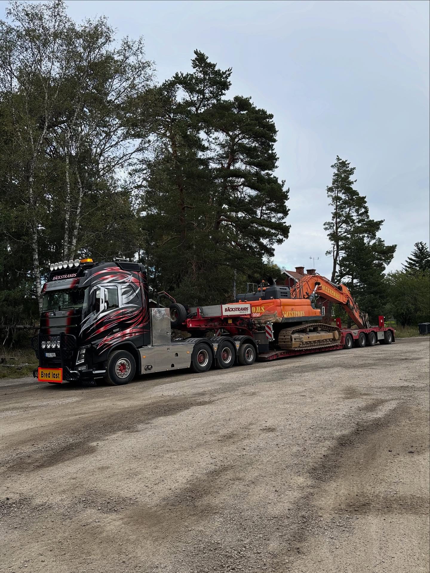En Doosan DX380 åt @backstromstockholm från Eriksberg till Rosersberg 🤝
