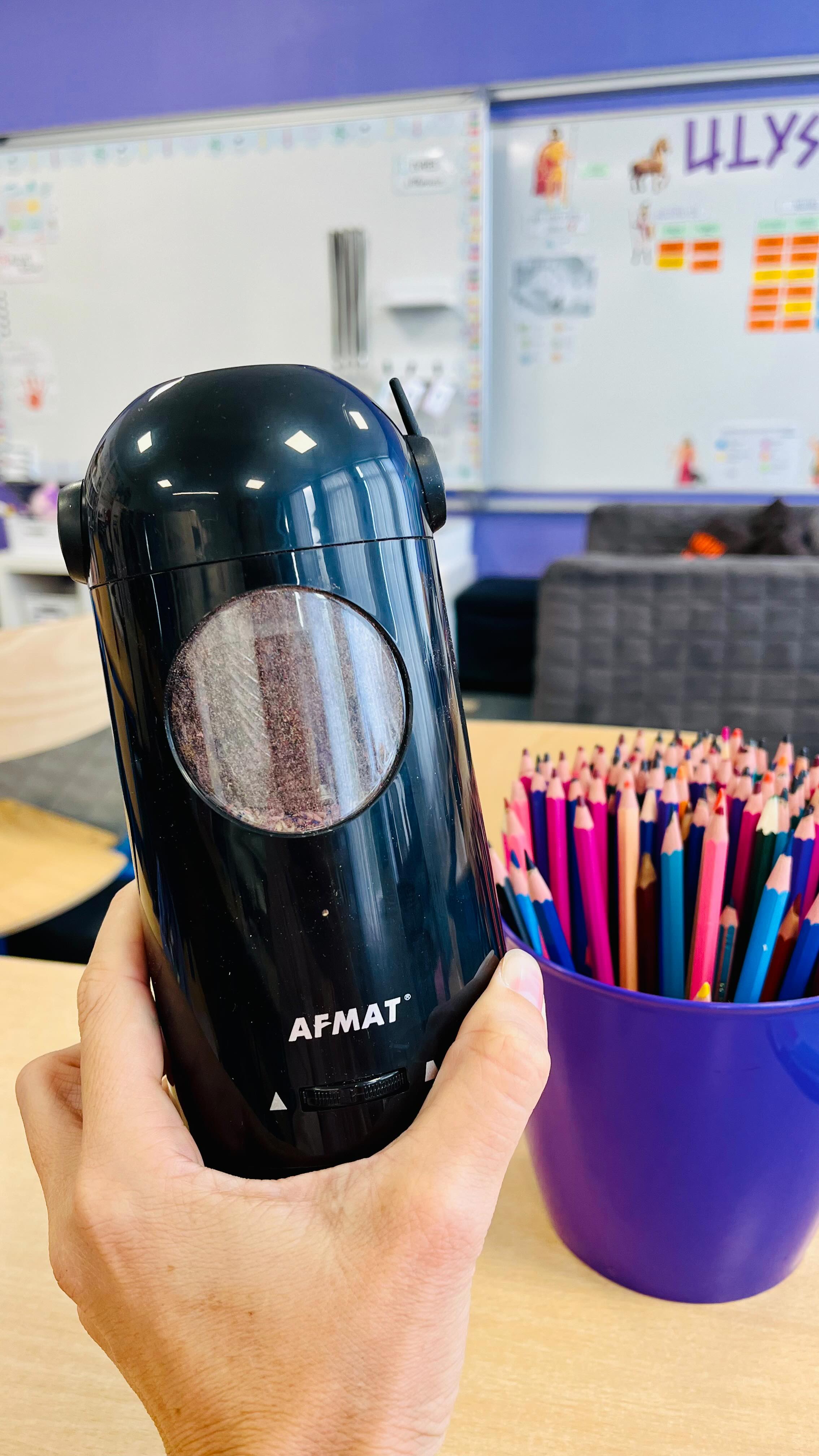 C•R•A•Y•O•N
▶️ Et toi, c’est quoi le truc non essentiel que tu rêves d’avoir ?
Je vous présente un de mes cadeaux d’anniversaire (acheté par des copains) !
J’aime trop 😆😆 !!!
À la maison je peux vous dire que tous les crayons y sont passés 🤣 mes filles ont retourné la maison pour tailler tout ce qui leur passait sous la main.
Je l’ai emmené à l’école pour tailler le pot des crayons en prêt. C’est mon objet préféré !!
Lien de l’article : http://amzn.to/4pWCHY0
Un peu de rigolade dans ce monde de brutes !
Bonne soirée
Maitresselili_lh ✨
#maitresselililh #teampe #cm1 #cm2 #maitresse #teachersfollowteachers #cycle3 #teacher #taillecrayon