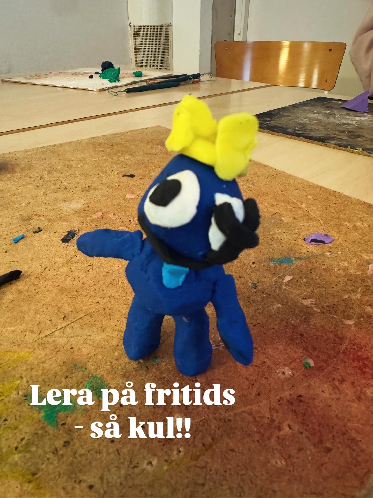 Lera på fritids är så kul! Det är så många härliga färger att välja på. Vi knådar och vi tummar. Det blir alla möjliga figurer. 🔴🟠🟡🟢🔵🟣🟤