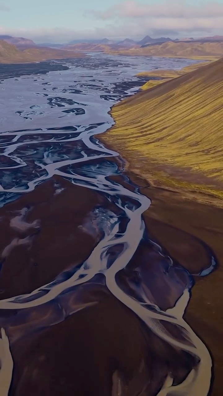 *
Dance of the Rivers 🇮🇸
From above, the highlands unfold in an endless play of lines, colors, and textures. Glacial rivers wind like veins through the land, constantly shifting their paths and creating patterns that feel almost surreal. A reminder of how alive and unpredictable Iceland