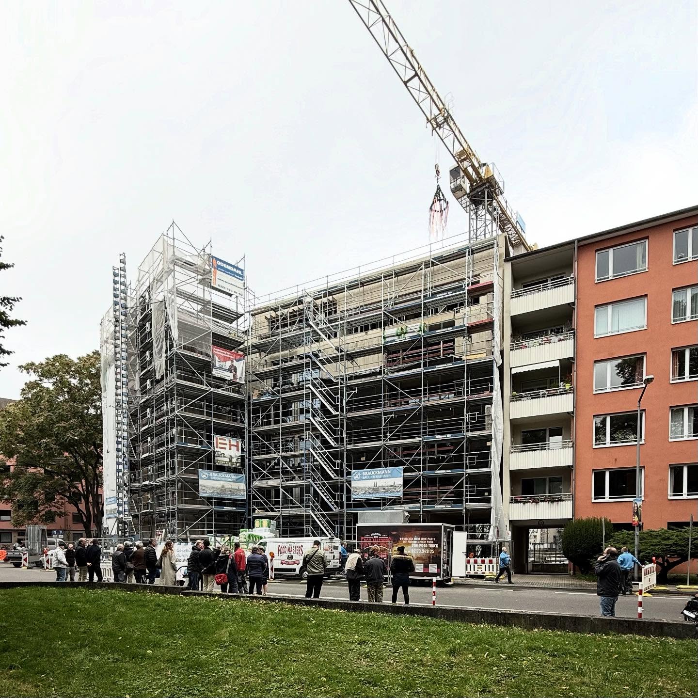 Richtfest bei unserem Wohnungsbauprojekt in der Kölner Südstadt! #richtfest #wohnungsbau #hausbaden #beton #betonfassade #köln im Team mir #ernst2architekten
