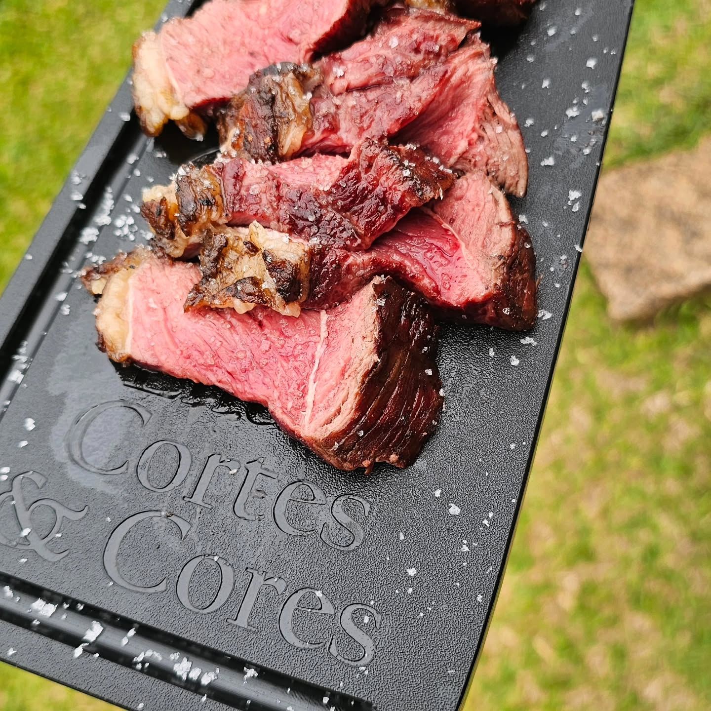 Aqui o protagonista é sempre VOCÊ.
Tenho meu método, aquele ponto perfeito que realça o sabor e a suculência das carnes. Mas sei que cada pessoa tem sua preferência — malpassado, ao ponto ou bem passado.
🍖 Servir a carne do jeito que você gosta não é detalhe, é respeito pela sua experiência à mesa. Porque churrasco de verdade não é só fogo e brasa, é cuidado em cada fatia.
👉 E você, como prefere sua carne?
#EntreCorteseCores #ChurrascoInclusivo #DoSeuJeito #ChurrascoComPropósito #CARNESNOBRES #indaiatuba #campinas