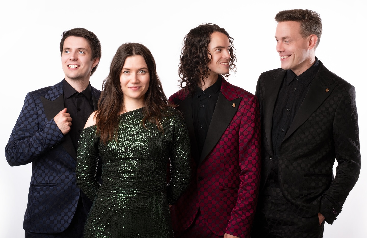 HÄR har vi KARAVANEN! Så ska det se ut! Så SER VI UT! Vi fick nog av vita skjortor röda flugor så vi specialbeställde scenkläder från England. Aldrig har vi väl trivts så bra på scen! NU KÖR VI!
Fantastiska @danisaacwallin och @annaellenhamlet har plåtat våra nya pressbilder. Legender. Känner ni inte till dem så kolla in deras foton på @atelier_795 och beställ några prints för att pigga upp hösten!
#danisaacwallin #partyband #coverband #bröllopsband #twistedtailor #karavanen