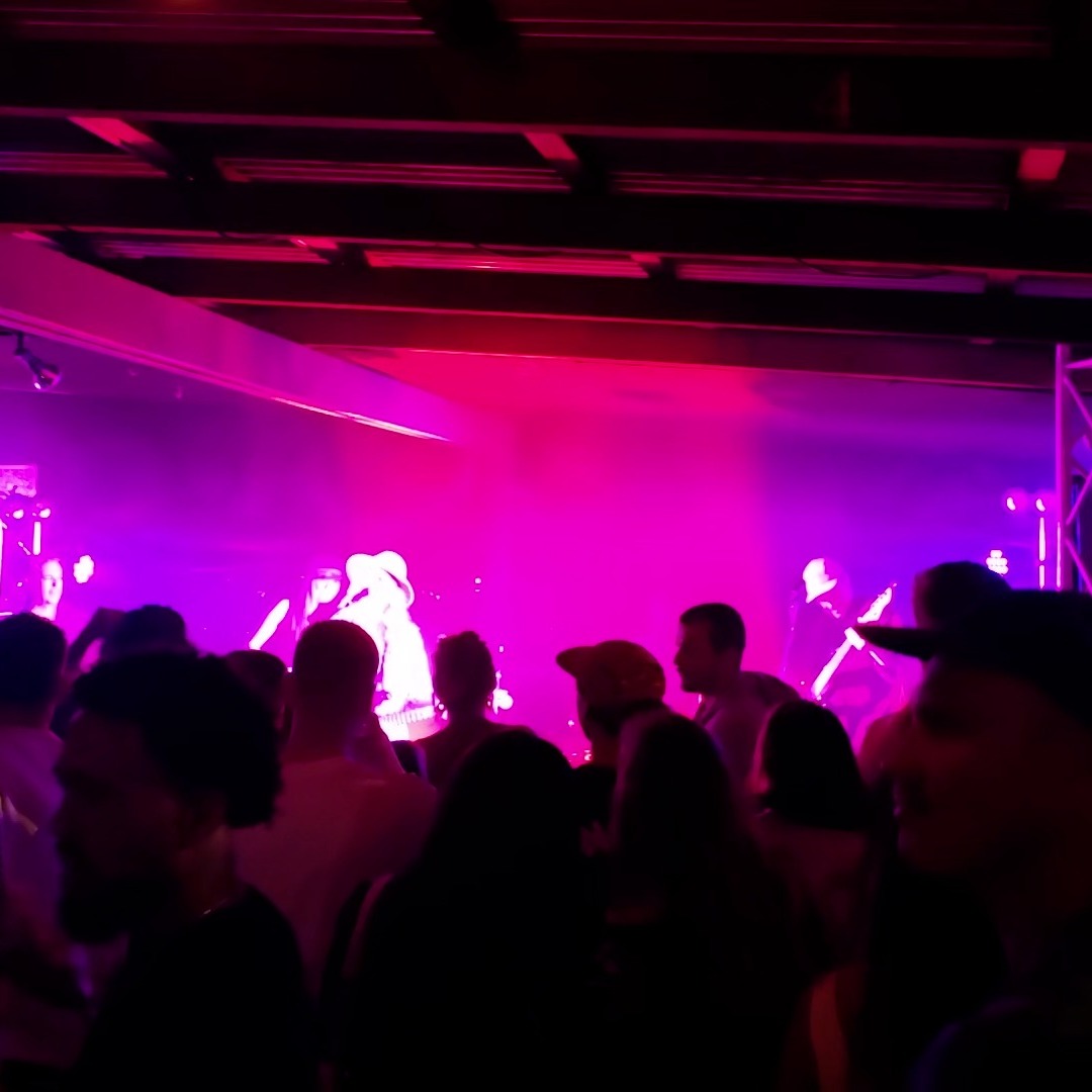 "Give you my jacket when it rains, over my shoulder when your legs give way. I'm gonna give you my all, if it doesn't work I'm gonna give it some more. I love you to the core my baby, I'm gonna catch you every-time you fall"
#fenderstratocaster #blues #bluesrock #gotyaback #love #americanadownunder