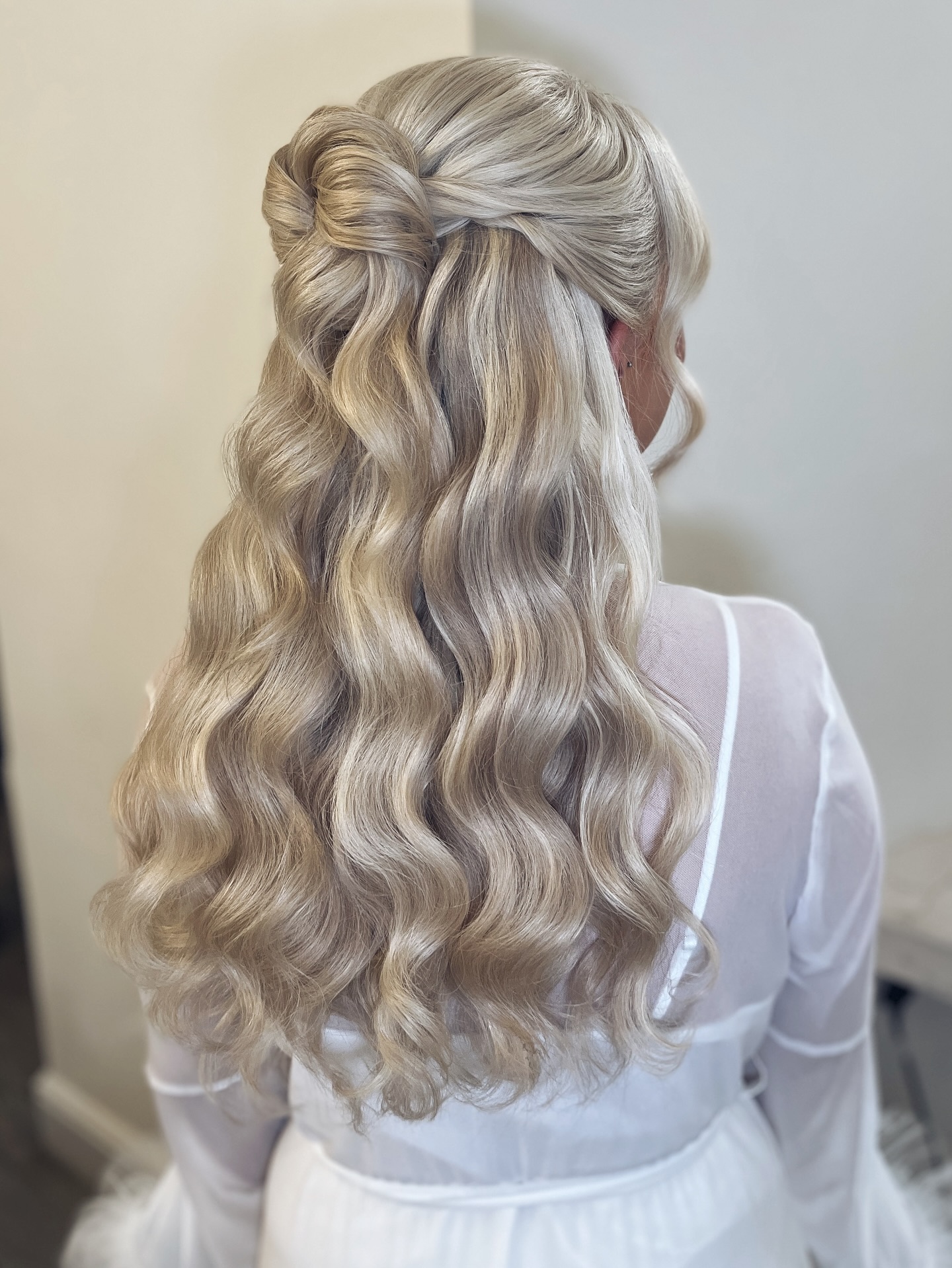 Half Up 💫
Using @cliphairlimited clip-in extensions, I created my signature waves paired with a half-up bun for my beautiful bride Mollie. This look was the perfect match with her dress and veil! So dreamy! ✨
@molmountford
@muaxxmais
@carlishadannmakeupuk
@crowcombecourt
@matthewshiggs_photography
@themauvebride
@grown_studio
@thebridalcorner
@bold.beautyx
.
.
.
#weddinginspiration #destinationbridalhairstylist #ukbridalhairstylist #halfuphalfdownhairstyle #bridalhair #weddinglook #timelessbride #bridalhairstylist #weddinghairstyle