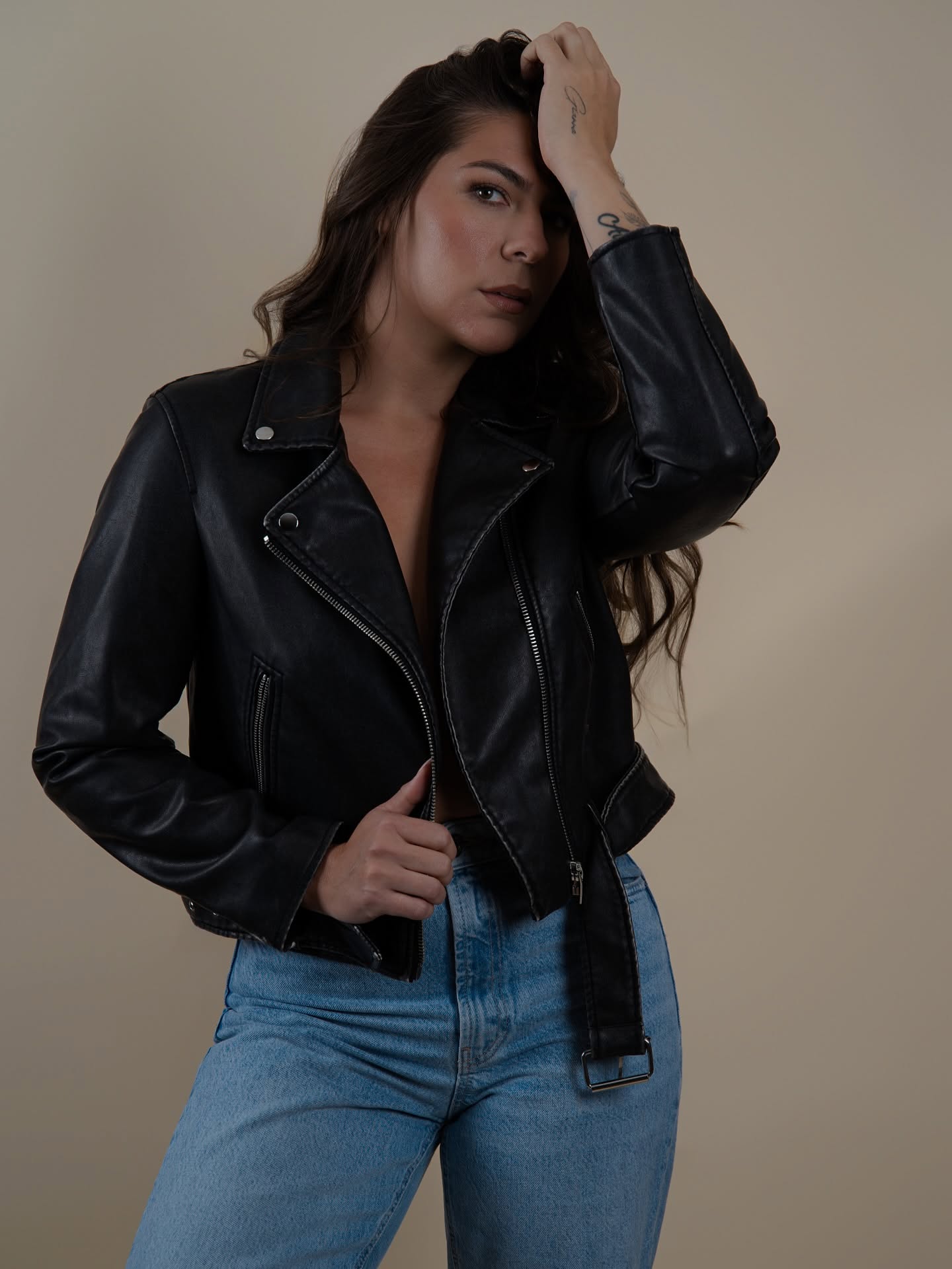 Power. Presence. No apologies. ⚡️
Model: @for_thelove_ofmakeup
Makeup: @juliacherundolohmua
📸 @Justakidfromeny
#PortraitMood #MoodyGrams #LensCulture #ThePortraitProject #CaptureAuthentic #ModelPhotography #BeautyInFocus #EditorialVibes #ctphotographer #nycphotography