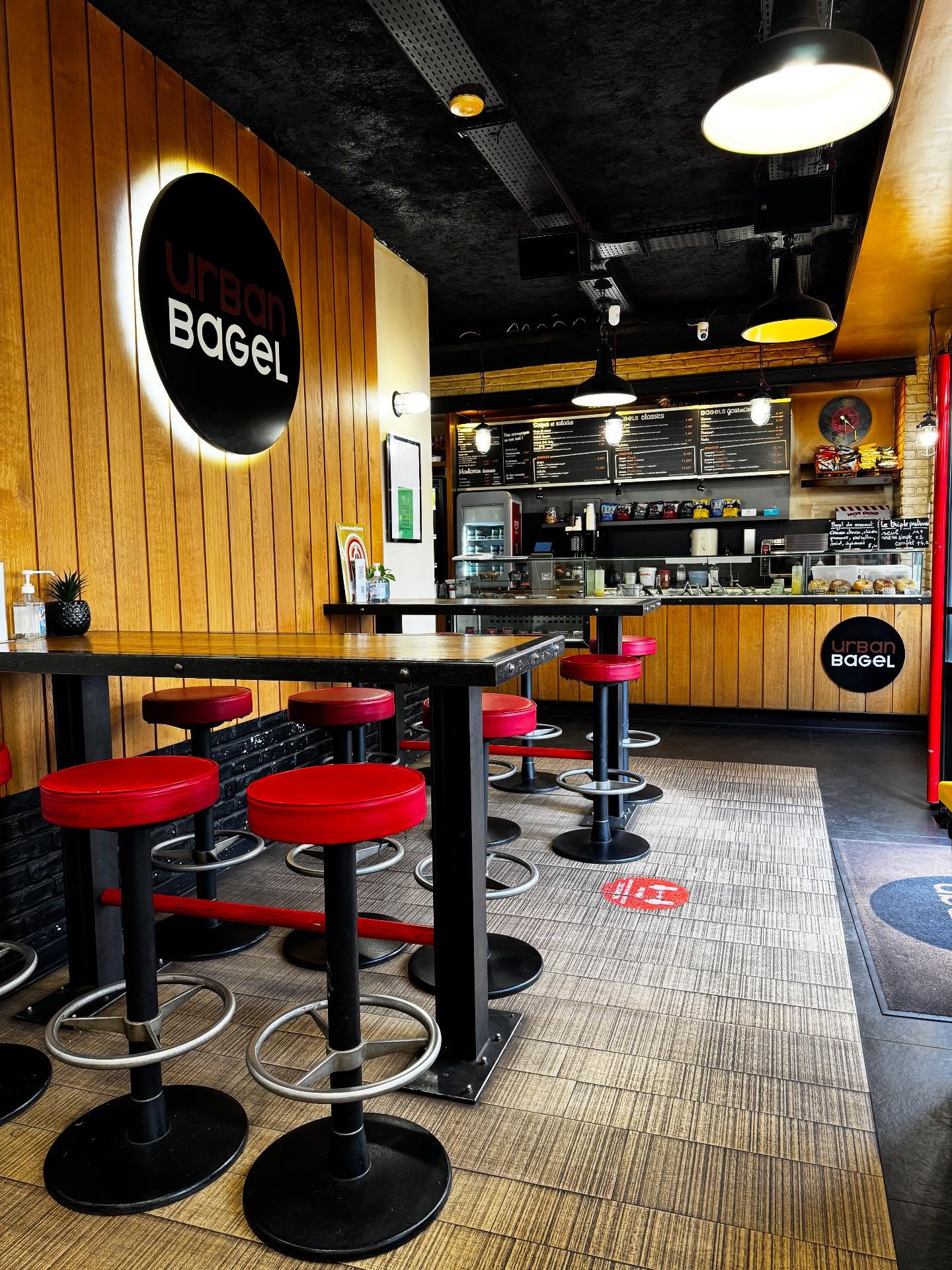 ✨ Bienvenue chez Urban Bagel ✨
Un cadre chaleureux, une équipe conviviale et surtout… des recettes généreuses qui régalent à chaque bouchée 🥯🌭🍰
Bagels artisanaux, hot dogs savoureux, desserts gourmands et boissons fraîches : tout est réuni pour une pause délicieuse, que ce soit sur place ou à emporter 😋
📍 Retrouvez-nous à Asnières-sur-Seine et laissez-vous tenter par l’ambiance unique d’Urban Bagel. By @dny.digitalstudio #bagel #restaurant #fastfoodlife