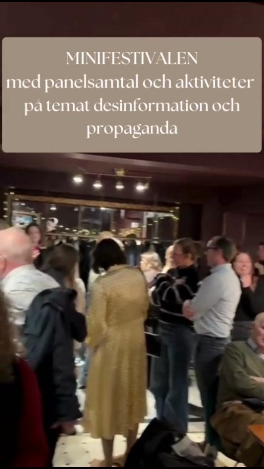 I samband med föreställningen Sanningsland på @teatergiljotin arrangerade Smart Coop och @motusdansteater en minifestival med panelsamtal och aktiviteter på temat desinformation och propaganda! ✨
🎤✨Tack till panelgästerna som deltog Johan Wullt från @eukommissionen, Jon Fridholm från @ostgruppen för demokrati och mänskliga rättigheter, Per Enerud, författare och anställd på Myndigheten för psykologiskt försvar och Inga Näslund, översättare och Rysslandskännare.
🎭✨Tack till hela teamet som skapat föreställningen Sanningsland:
Idé/regi: Dasha Nikiforova
Medverkande: Tanya Makarenko, Fabian Hedlund och Maria Påhls
Dramatiker: Elsa Berggren
Scenografi/kostym: Sofia Romberg
Ljusdesign/tekniker: Kajsa-Sara Hogenlid
Musik och ljuddesign: Leonard Thinsz Jansson
Dramaturg/lärarhandledning: Adam Knapasjö
Producent/kommunikation/sälj: Maria Lindeberg
Regiassistent: Inger Kolterud
Grafisk design: Johan Elford
💞✨Och stort tack till publiken som deltog! Tack till EU-kommissionen som gjorde kvällen möjlig genom kommunikationsstödet och tack till teamet på Teater Giljotin.