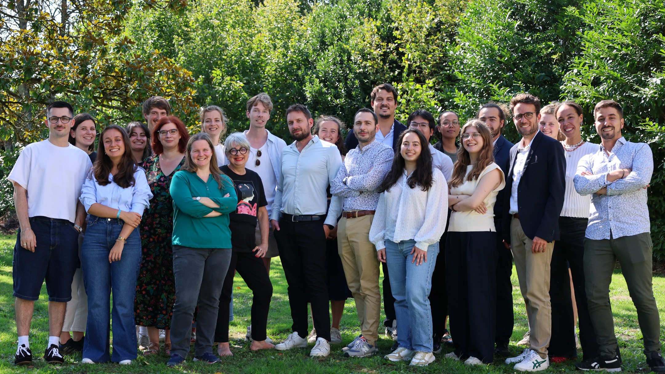 𝐋𝐞 𝐭𝐫𝐚𝐝𝐢𝐭𝐢𝐨𝐧𝐧𝐞𝐥 𝐰𝐞𝐞𝐤-𝐞𝐧𝐝 "𝐞𝐬𝐩𝐚𝐜𝐞𝐯𝐢𝐥𝐥𝐢𝐞𝐧" 𝐧𝐨𝐮𝐬 𝐚 𝐦𝐞𝐧𝐞́𝐬 𝐜𝐞𝐭𝐭𝐞 𝐚𝐧𝐧𝐞́𝐞 𝐚̀ 𝐥𝐚 𝐝𝐞́𝐜𝐨𝐮𝐯𝐞𝐫𝐭𝐞 𝐝𝐮 𝐏𝐞́𝐫𝐢𝐠𝐨𝐫𝐝 ! 🪂
Un séjour organisé par nos collègues de Périgueux (les fameux "pétrocoriens" 😉), dans leur magnifique région vallonnée. L’occasion pour les équipes de l’Agence "Centre" et des antennes du Nord et du Sud-Ouest de se retrouver et partager un moment de convivialité !
𝐌𝐚𝐢𝐬 𝐜𝐞 𝐧’𝐞́𝐭𝐚𝐢𝐭 𝐩𝐚𝐬 𝐪𝐮𝐞 𝐝𝐞 𝐥𝐚 𝐝𝐞́𝐭𝐞𝐧𝐭𝐞 ! La qualité de notre travail repose aussi sur des mises à jour régulières : nouveaux outils, évolutions législatives, cadre supra-communal... À ce titre, nous avons abordé des thématiques variées telles que les liens entre agrovoltaïsme et urbanisme, les projets de loi Huwart et Trace (urbanisme et logement), la présentation des nouveaux outils récemment publiés (Mon Diagnostic Artificialisation...), ou encore la servitude de résidence principale prévue par la loi "Le Meur".
Rassurez-vous : le séminaire, bien que dense, n’a duré qu’une journée — nous avons ensuite pleinement profité de cette belle région. 🖼️🦆☀️
Un grand merci à nos collègues Leïla, Emma et Sylvain pour leur accueil chaleureux ! 🌞