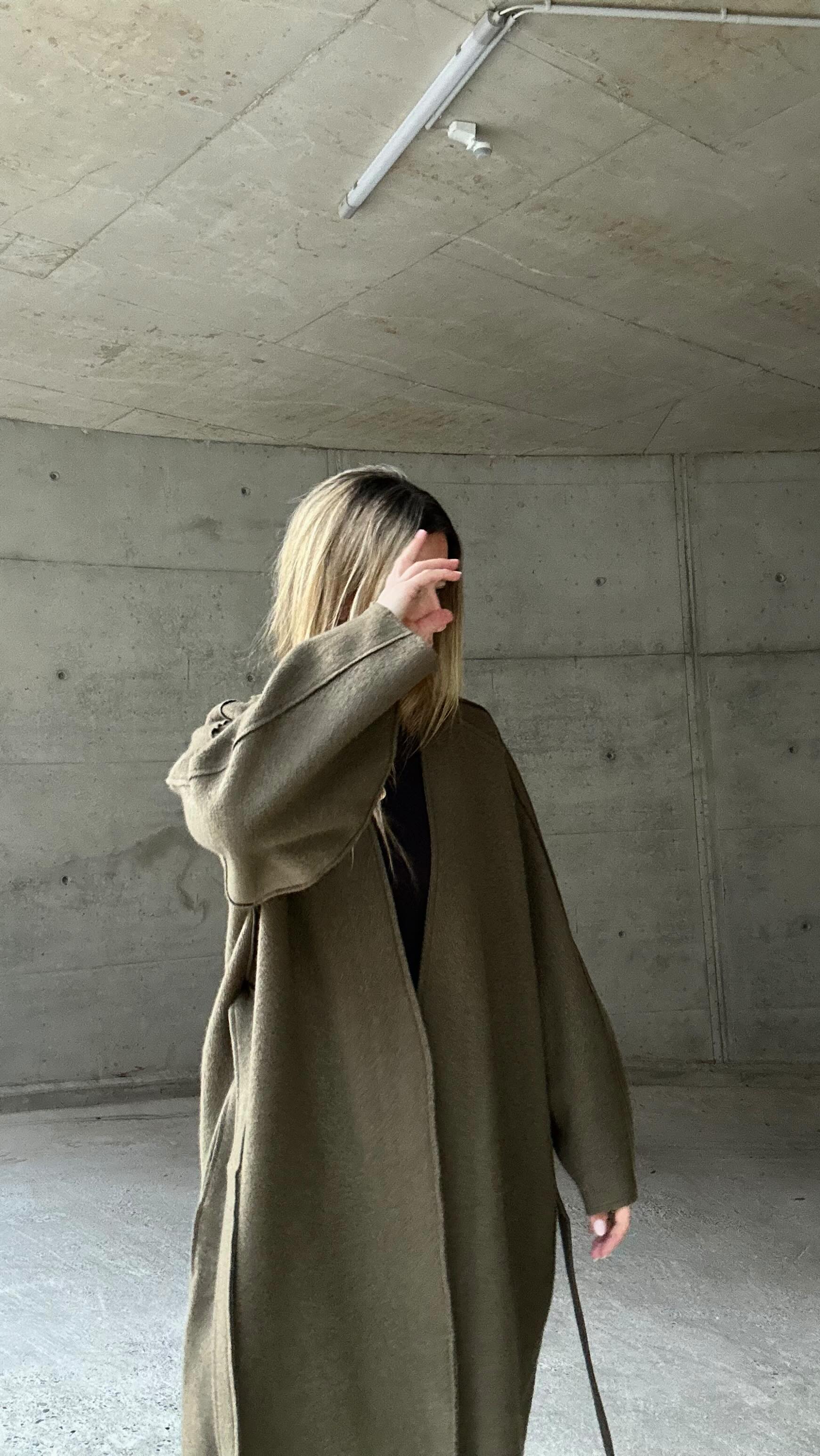 Coat-Season 🖤
Unser neuer @_anne_mi_ Mantel aus 100% Wolle ist eingetroffen und wir sind ganz begeistert.
Der Gürtel kann innen im Mantel verlaufen und dann vorne elegant geknotet werden.
#nexttokate #ntk #whatkatewore #whatkatewears #infashionwetrust #infashionwetrust #annemi