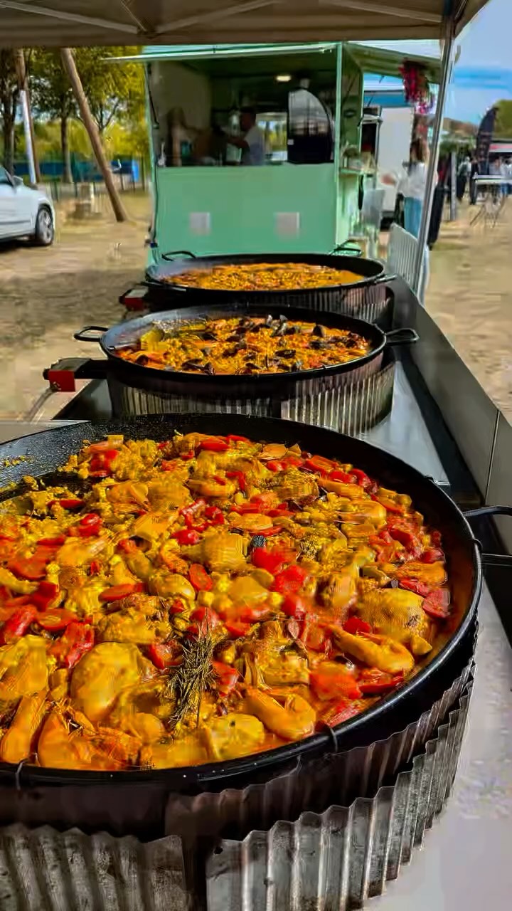 Le week-end dernier, on a enflammé le « Festival Food Truck les 4 roues » avec nos plats espagnols 🤩🔥
Merci à l’asso @arts.and.groove pour leur confiance 🙌
👉 Suis-nous pour découvrir nos prochains événements & venir goûter LA Paella Del Pueblo 🇪🇸🥘
#montpellierfood #montpellier #catering #traiteur #paella #traiteurévénementiel #espagne