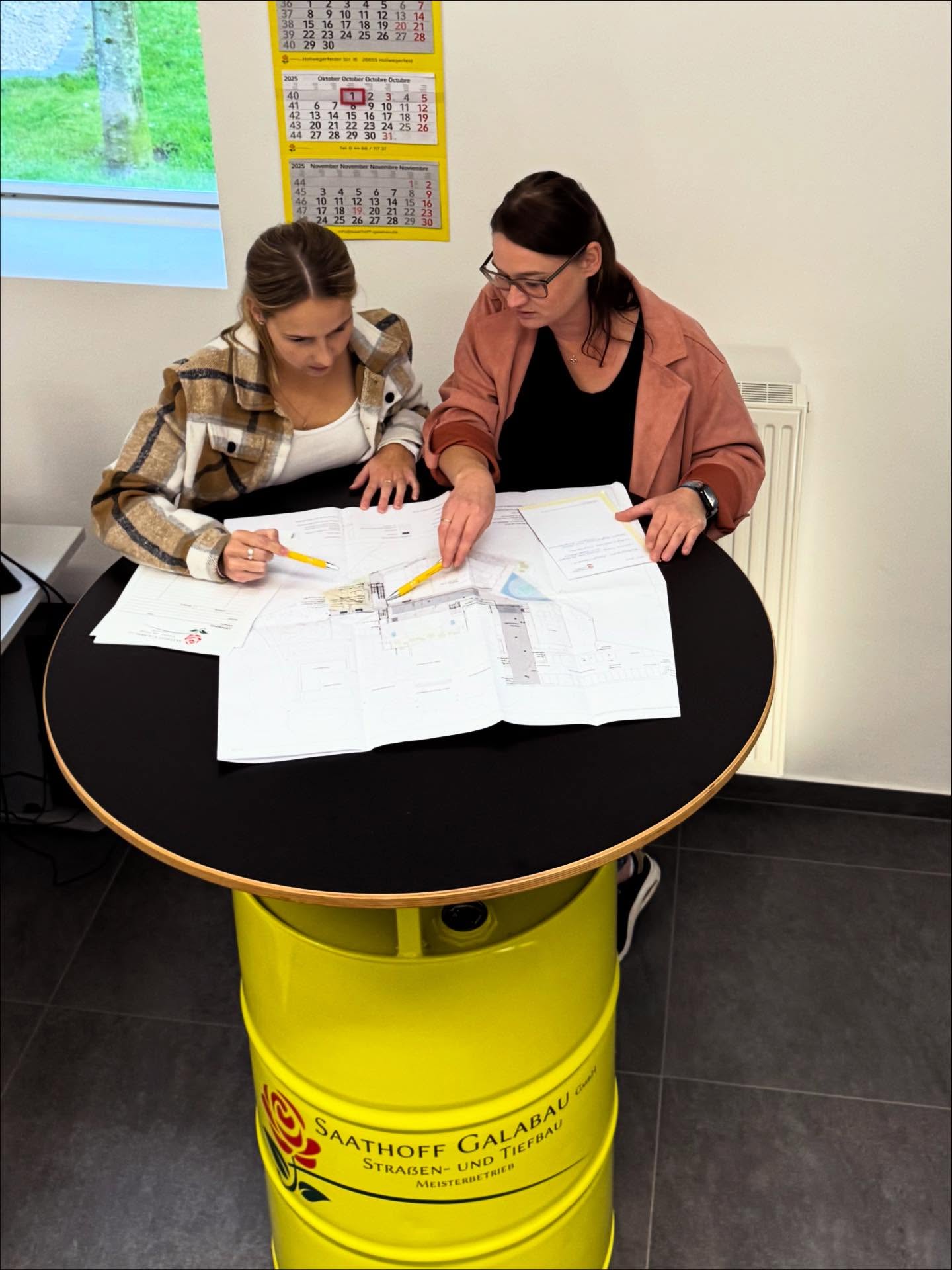 🚜🌿 Von der Planung bis zur Umsetzung – wir bauen Zukunft!
Ob Garten- und Landschaftsbau oder Tiefbauprojekte – im Büro wird der Grundstein gelegt. 💻📂
Hier entstehen Angebote, Pläne und Abläufe, die draußen auf der Baustelle Realität werden. Unsere Kolleginnen im Büro behalten den Überblick, damit jedes Projekt reibungslos läuft. ✨
👉 Gemeinsam schaffen wir Lebensräume – drinnen und draußen!
#saathoffgalabau #gartenundlandschaftsbau #tiefbau #straßenundtiefbau #lebensräume #familenleben #büro