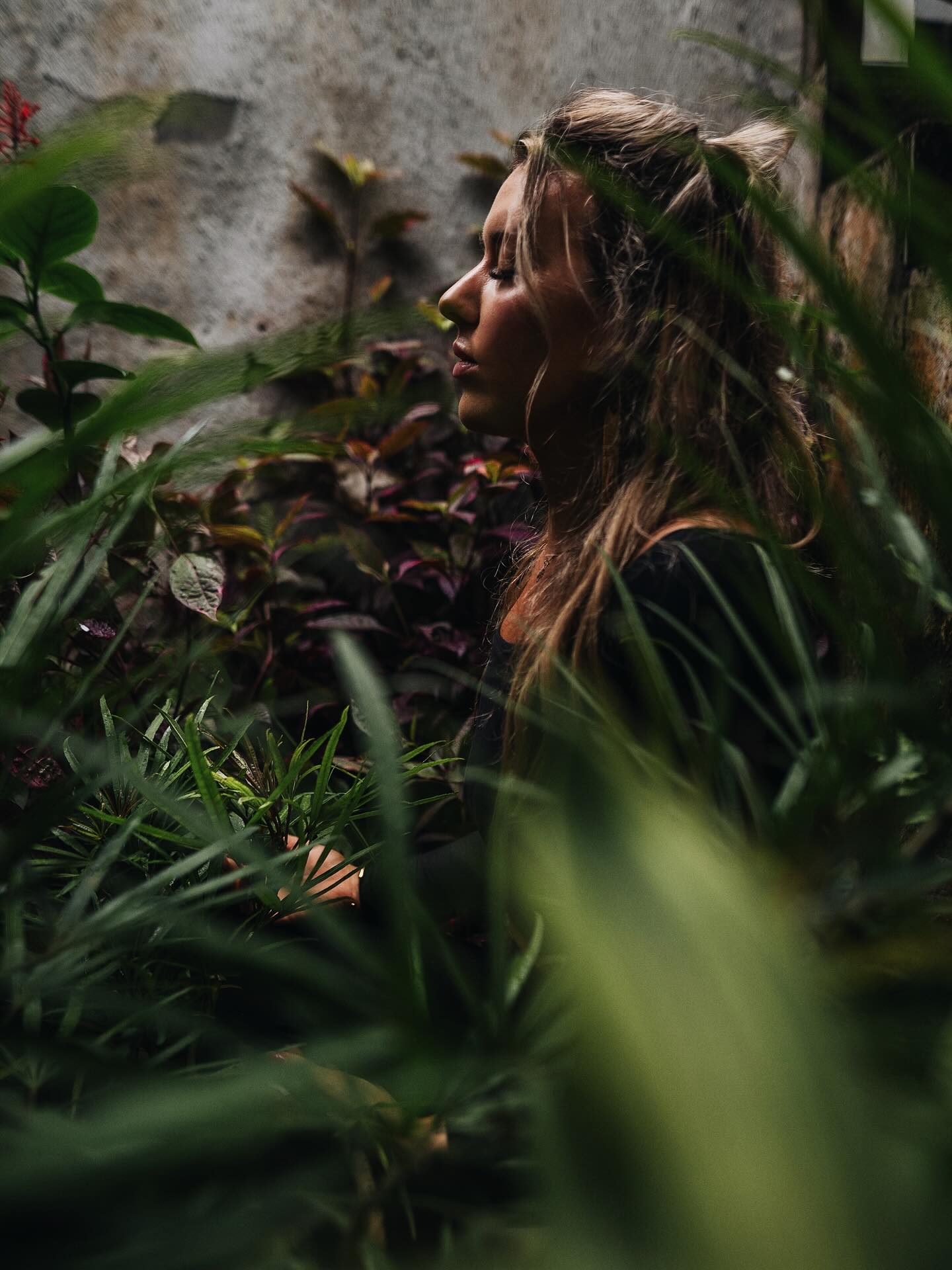 Inner work isn’t about making everything always “easy”
Inner work is about building the mental and energetic capacity to be able to hold the full spectrum of emotions and take action (or inaction) anyway.
It’s sitting with discomfort without letting it control you.
It’s choosing presence over avoidance.
It’s strengthening your nervous system so fear and doubt don’t control what you want to say and do.
It’s holding your inner child and past parts that felt abandoned, scared, shamed and rejected and giving them what they’re needing to feel safe and free.
Inner work doesn’t make life easy, it makes YOU stronger 🪽✨