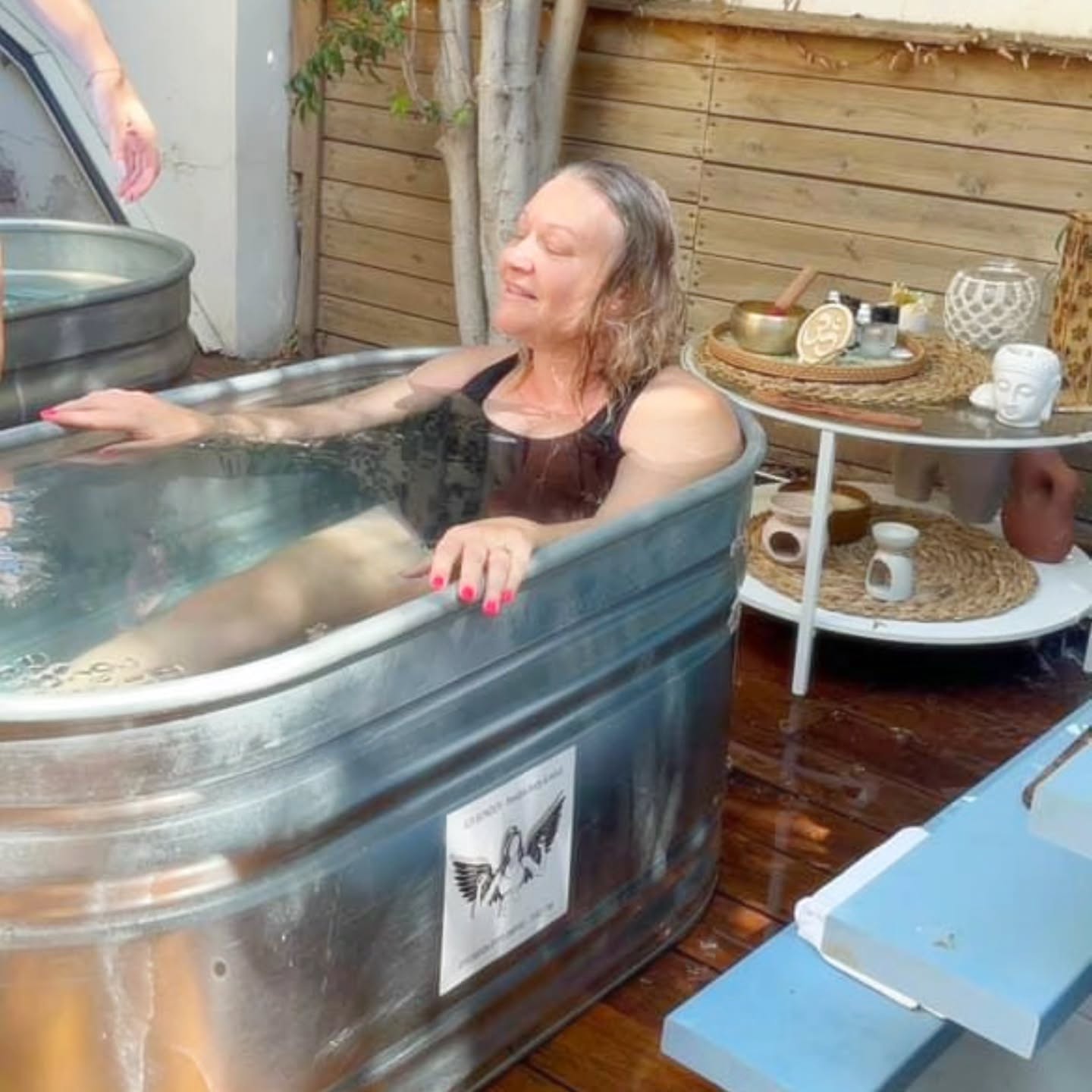 הבוקר לפני שטיפלתי בקליניקה, הזנתי את עצמי עם יוגה וג'קוזי בקאנטרי 🧘♀️
השיעור יוגה היה נעים ומאתגר במידה הנכונה.
בג'קוזי חוויתי משהו אחר...
בעודי נכנסת למים החמים והמבעבעים, אני רואה מזוית העין גבר כבן 50+ יושב בג'קוזי בנקודה הכי שווה ומתמוגג מאושר. מוחא כפיים ומשמיע קולות כמו ילד מתרגש ...
הסתכלתי סביבי וניסיתי ליצור קשר עין עם השוהים איתי בג'קוזי ללא הצלחה. המציל גם היה בשלו ורק אני מנסה להבין את הסיטואציה.
אם כולם סביבי רגועים אז גם אני אהנה מהרגע. הצלחתי להתמתח, להרפות ולהנות מהחוויה. אפילו עצמתי עיניים.
יותר מאוחר, כשהגעתי לקליניקה שלי לטפל. הבנתי שמה שחוויתי כמוזר בהתחלה, בעצם היה נפלא! הגבר בג'קוזי כנראה היה על הספקטרום. התנהג באופן פחות מקובל ממה שהיינו מצפים בבריכה עירונית. הרגשתי חמלה עצומה, הרגשתי שאנשים מנרמלים התנהגויות פחות מקובלות. גם במקומות ציבוריים.
תודה שאנחנו נפתחים לאחר. תודה שאנחנו מקבלים את האחר ואת המגבלות שלו. תודה שאפשר לשמוח ולקפוץ מהתרגשות גם בג'קוזי מלא אנשים שהגיעו להרגע.
תודה שבטוח לכל אדם להתנהג כרצונו ללא ביקורת מהסביבה.
הרגע הזה בג'קוזי מלמד ומזכיר שכולנו שווים, אנושיים ואהובים💖
בואו ניפתח לקבל את עצמנו ואת האחר בדיוק כפי שאנחנו
*התמונה לא קשורה לפוסט- אמבטיית הקרח שעשיתי מזכירה לי שגם בטמפרטורות קיצוניות אפשר למצוא את השקט🙏