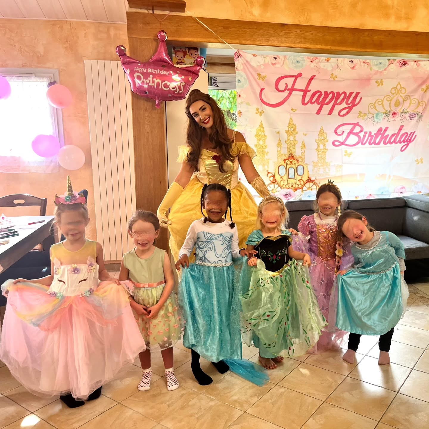 Retour en images sur l'anniversaire de la petite princesse Coleen 5 ans et de toutes ses copines 🎂🫶✨️ surprises par Belle, un merveilleux moment d'activités remplis de joie et de bonheur, merci à sa maman pour son accueil et sa confiance 🥰
#anniversaire #anniversaireprincesse #princesse #princesseparty #belle #labelleetlabete #labelleetlabête #princessebelle #anniversairesurprise