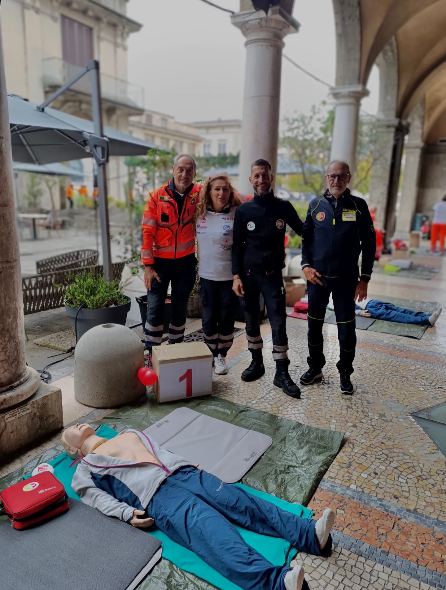🚑 Sabato mattina, in centro a Bergamo, si è svolta VIVA! 2025, iniziativa promossa da @areu.regionelombardia e dall’Ufficio Scolastico Territoriale di Bergamo, alla quale abbiamo avuto il piacere di partecipare come formatori, insieme a molte altre associazioni del territorio bergamasco.
🚨 La formazione, soprattutto tra i giovani, è il modo più concreto per costruire una comunità più sicura e consapevole.
#CroceBiancaBergamo #VIVA2025 #AREU #Formazione #Soccorso