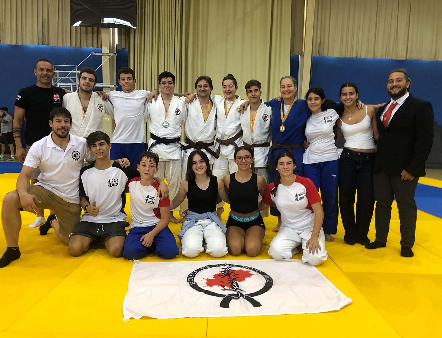 Empieza la temporada 25-26
Esta mañana en el polideportivo de es viver hemos celebrado el primer control escolar donde los judokas de las categorias infantil y cadete han dado inicio a esta temporada con un entreno conjunto con los clubes de la isla. Despues a tocado a los judokas senior, donde los nuestros han tenido una excelente participacion con muchas medallas:
🥇Fanny James
🥇Adriana Ferrer
🥇Izan Alcoba
🥇Sergio Pazos
🥈Víctor Juan
🥉Ander Ferrer
🥉Alex Ramirez
De aquí mandar mucho animo a Victor que cayo lesionado. Esperamos que se recupere lo antes posible
19 de octubre les espera la final balear absoluta
Felicitar tambien a nuestro arbitros y cronos: Rodrigo, Bruno e Ingrid
Gracias a todos los compañer@s que han venido a animar y apoyar a nuestros comeptidores asi como a las familias 😍
Entre tod@s hacemos equipo!
Empezamos la temporada con fuerza y con muchas ganas
@catiana_fuster_eivissa
@ajeivissa @eivissaesports @consell_eivissa