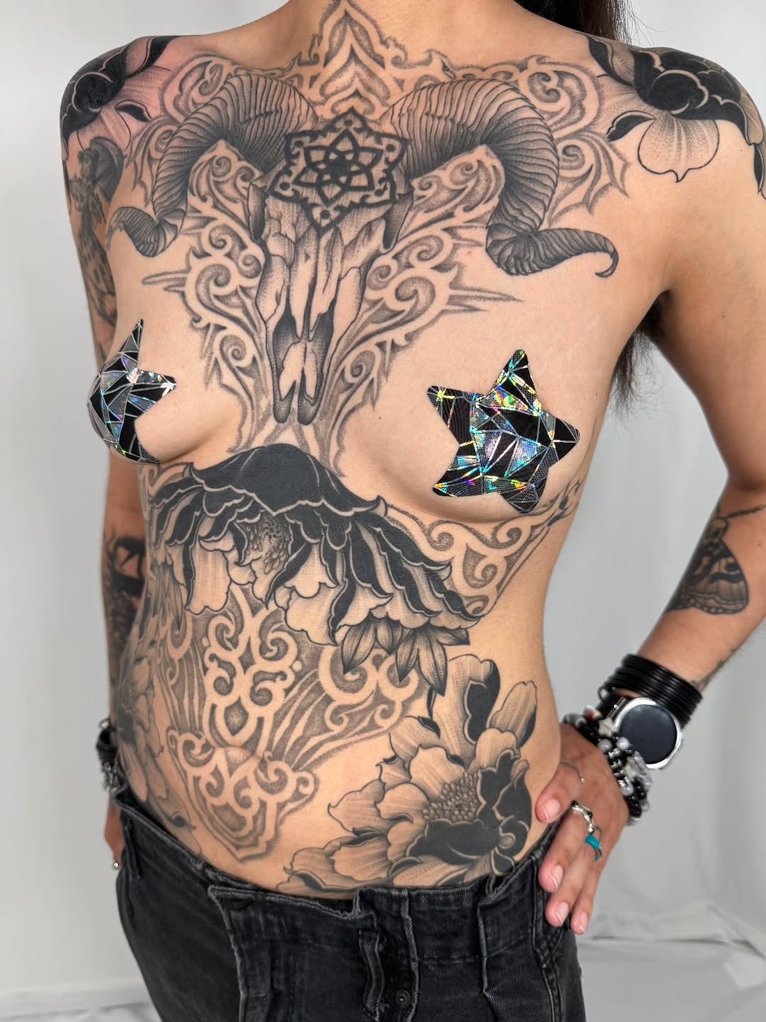 Piece by @hecate_giavasis
Esoteric blackwork flowing across the body - weaving bone, geometry, and floral elements into one unified piece.
#blackworktattoos #skulltattoos #tummytattoos #chesttattoos #peonytattoo #blackpeony #esoterictattoo #darkart #california #bayarea #nevadacity #grassvalley #sacramento #dotworktattoos #mandalatattoo #bodysuittattoos #nowbooking #sacredgeometrytattoos