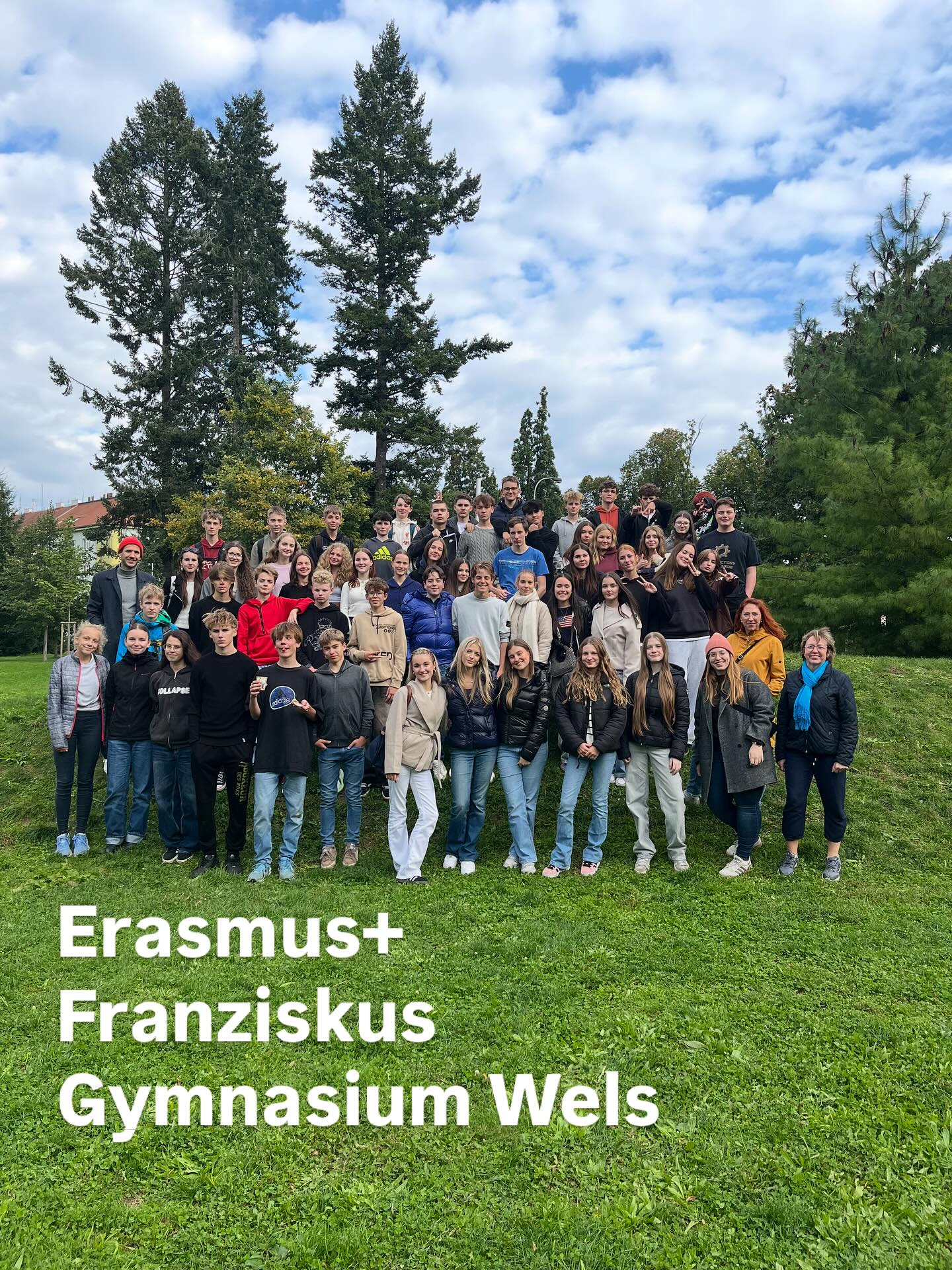 Dnes jsme měli krátkou, ale o to intenzivnější návštěvu z Rakouského Welsu. Studenti se podívali do našich hodin, připravili si ve smíšených skupinách procházku po Královské cestě v Praze a ve středu ji budou realizovat. Stihli jsme ještě piknik a fotbal a den je u konce. Těšíme se na příště 🩷🇦🇹