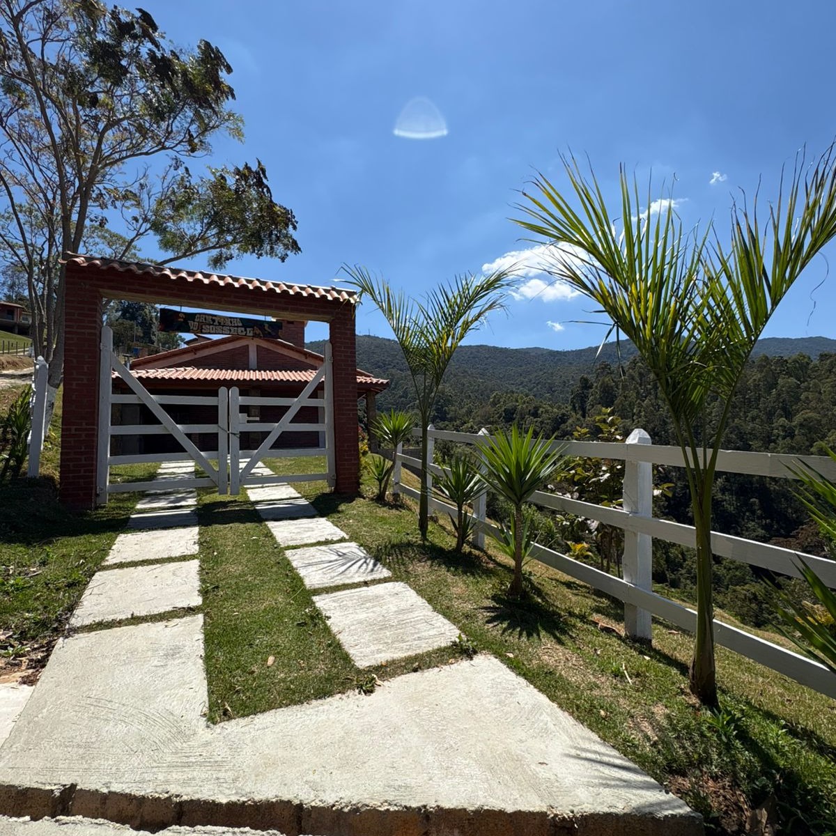 -VENDIDA-
Oportunidade Única na Serra da Mantiqueira! Chácara Nova a 1km do Centro de Delfim Moreira.
Oportunidade Única na Serra da Mantiqueira! Chácara Nova e 100% Pronta a 1km do Centro
Descubra o refúgio perfeito! Vende-se chácara de 884m² com uma casa recém-construída de 115m² em um local privilegiado: a tranquilidade da zona rural com a conveniência de estar a apenas 1 km do centro de Delfim Moreira. A casa está situada em um bairro com diversas residências de alto padrão, garantindo um excelente investimento.
Destaques da Propriedade:
Localização Imbatível: Acesso super fácil, com a estrada praticamente toda pavimentada. Você está no campo, mas a poucos minutos do coração da cidade!
Casa Charmosa e Completa: A residência possui 2 quartos, 1 banheiro, sala e cozinha integradas, além de uma ampla varanda.
Lazer e Vista Espetacular: Relaxe na Área Gourmet completa com churrasqueira enquanto aprecia uma vista maravilhosa e indevassável das montanhas da Serra da Mantiqueira. O cenário perfeito para seus momentos de lazer!
Acabamento de Alto Padrão: A casa conta com um visual rústico-chique em tijolinho à vista e detalhes em pedra, com o conforto de uma lareira, bancadas em porcelanato, esquadrias em vidro Blindex e box no banheiro.
Entrega Totalmente Finalizada: Apesar de não estar pintada na visita, a casa será entregue pintada e 100% pronta para morar, sem pendências!
Sustentabilidade e Segurança: Propriedade toda cercada, com água de nascente de excelente qualidade e energia elétrica instalada.
Seu sonho de viver na Mantiqueira com conforto, requinte e praticidade começa aqui!
R$ 390.000,00