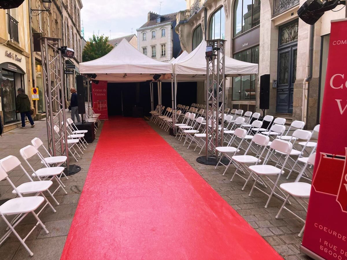 C’était ce week-end à Vannes, mise en place de nos chapiteaux et chaises pliantes pour @coeurdevannes.
Vannes à fait son show en présentant 3 défilés de mode en partenariat avec les commerçants du centre ville 👗👖🧥
@marie_duverne @crocovannes @colorvannes @jolietidefrance @lamadrassiere @serendipity.vannes @enapartevannes @magasinpartagevannespoterne @oscar_a_la_plage @picture_store_vannes
#locationmobilier #breizhloue #vannes