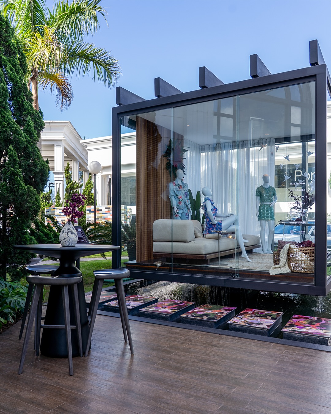 A Praça do Cubo ganha nova vida com o projeto assinado pela arquiteta Ana Laura do escritório @hollerarquitetura, que transforma o espaço em um ambiente de convivência, design e inspiração.
Lojas parceiras: @artefactooficialbrasil @orientesetapetes @organnebalneariocamboriu
#CasaHall #Arquitetura #VitrineCubo #DesignClub