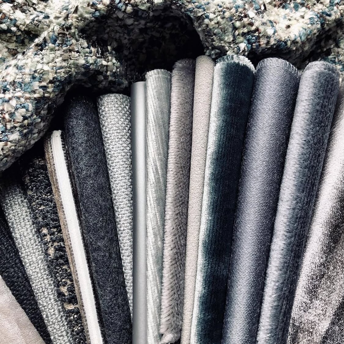 From refined neutrals to moody blues 💙 @yomatextiles brings depth, texture, and richness to every palette.
#andreaontheroad #yomatextiles #textilelove