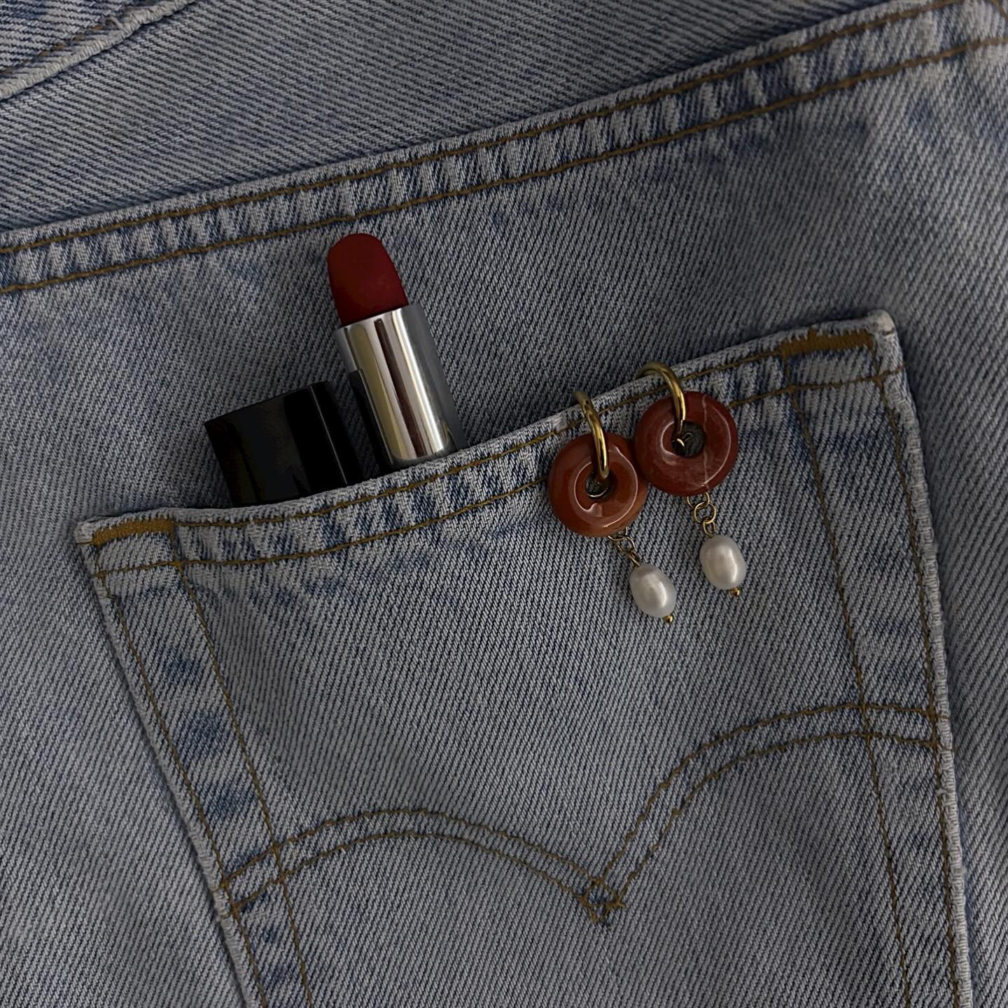 Možeš obući i najjednostavniji outfit ali opet neće biti dosadan 🤩
Crvene Azra naušnice na webu možete pronaći i sa tamno crvenim privjeskom :)
azraajewelry.com