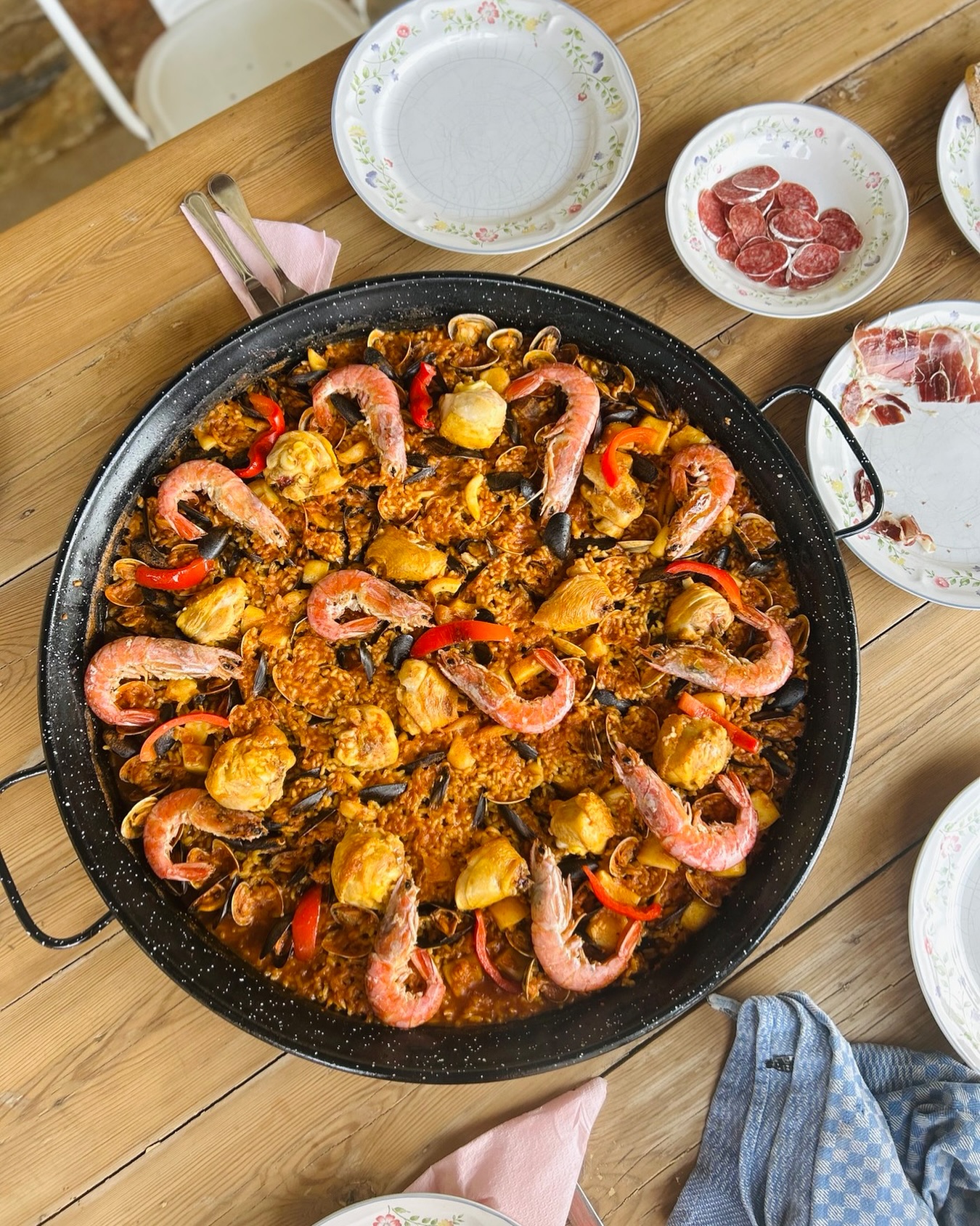 ✨ Cet été, à Begur, on a partagé une grande paella mixte en famille.
Un paysage de rêve, du soleil, des rires, et au centre… ce plat coloré qui rassemble toujours.
Chez nous, la paella c’est plus qu’un repas, c’est un moment de partage 🥰
#traiteur #montpellier #montpellierfood #traiteurévénementiel #catering