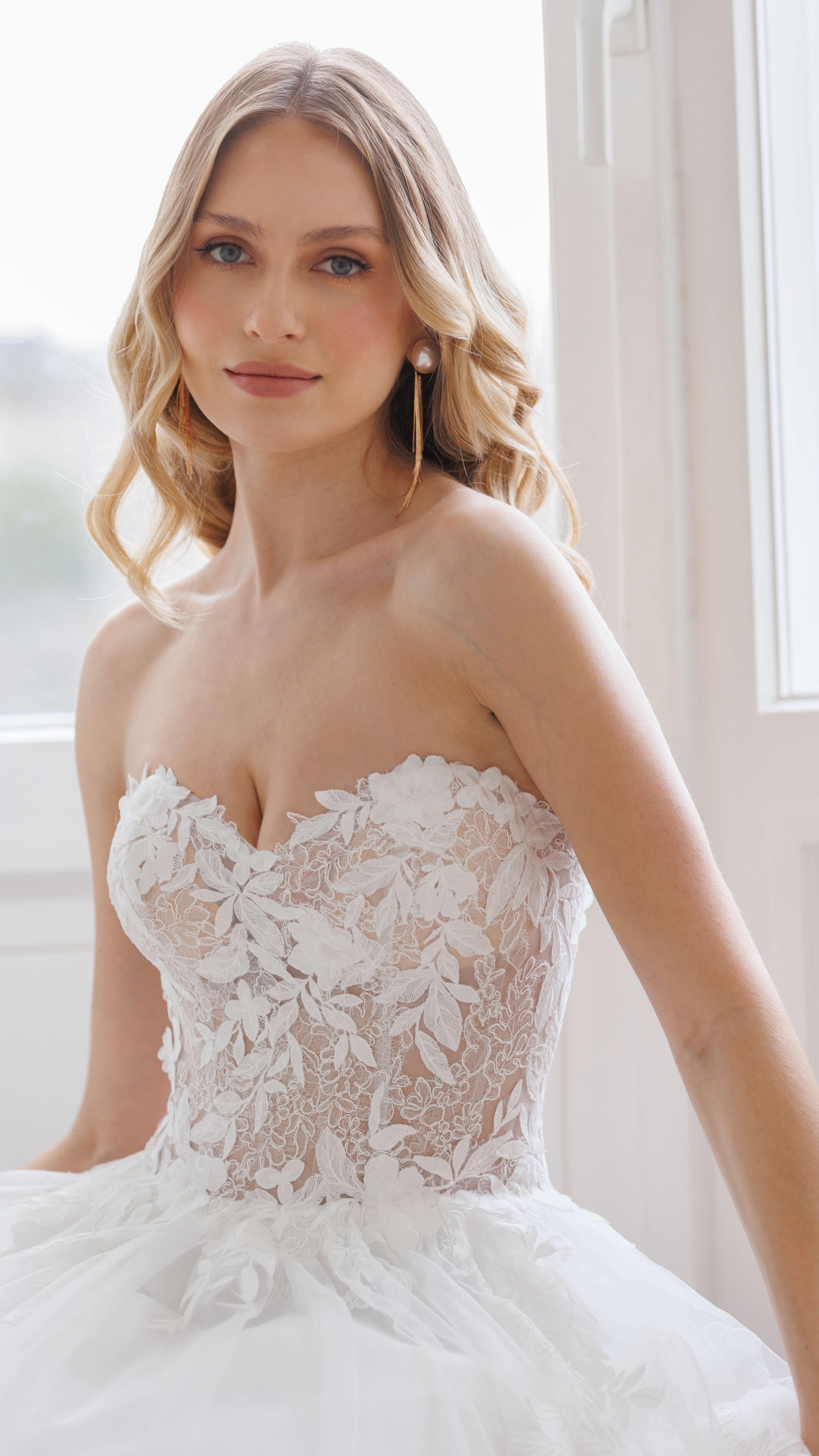 BIST DU TEAM CORSAGE ?✨✨
Schreib mir welches Dir am besten gefällt;
1.mit einer außergewöhnlichen Glitzer Spitze und Transparent 🤍
2.mit Sexy Cut Out , ganz im Trend 🤍
3.mit zarter Spitze , ganz Romantisch 🤍
Natürlich ist dass nur eine kleiner Einblick in unsere wunderschöne neue Kollektion und wenn
Du mehr sehen möchtest oder sogar auf der Suche nach deinem Traumkleid bist und möchtest auf Erfahrung und ehrliche Beratung nicht verzichten!
Dann bist Du bei Puntosposa in Saarbrücken genau richtig 🤍🤍
Buche jetzt deinen Termin und ich zeige dir welche Möglichkeiten es gibt bei der Brautkleidanprobe gibt um dein persönliches Brautkleid zu gestalten.
Ich freu mich , Ciao a presto 🫶🏻
#braut
#brautkleidanprobe
#corsagebrautkleid
#designerbrautkleider
#exklusiveberatung
#saarbrücken
#saarinen
#heiratenimsaarland
#brautkleidersaarland
#brautmodesaarbrücken #luxemburgcity🇱🇺 #triercity #zweibrücken #reinlandpfalz #saarpfalz #hochzeit2026❤️